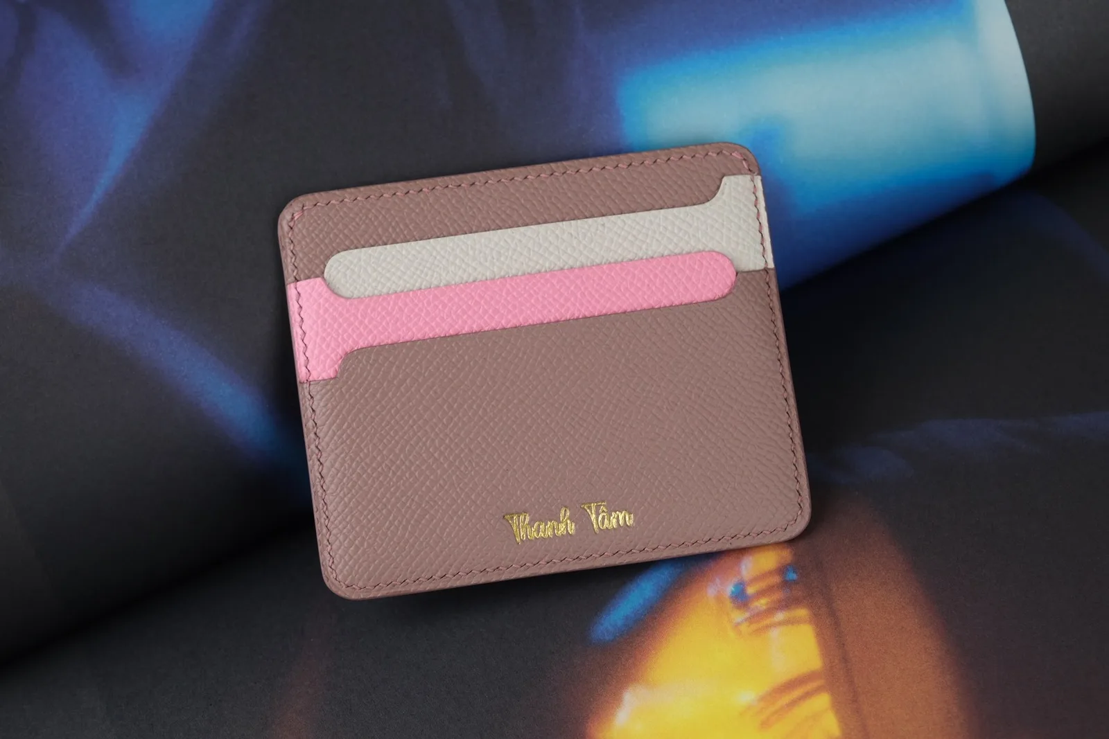 Ảnh Lifestyle Ví đựng thẻ da Epsom phối màu hồng - Koi Leather