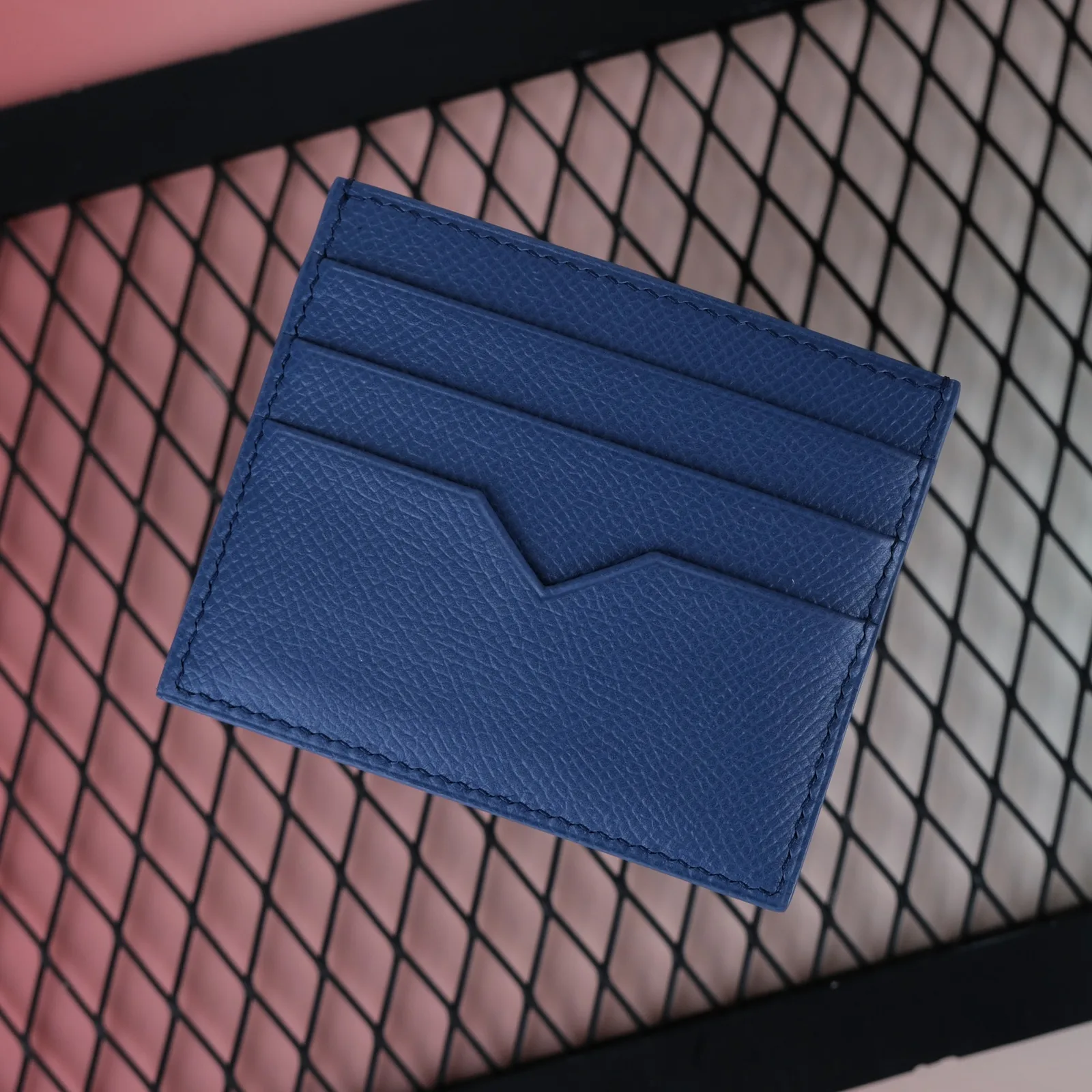 Ảnh Studio Ví đựng thẻ da bò Epsom màu xanh dương 6 ngăn - Koi Leather