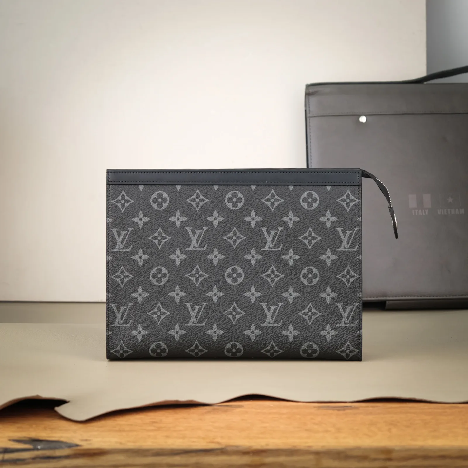 Ảnh Studio Clutch Da Bò Ý Phom Đứng – Xám - Koi Leather