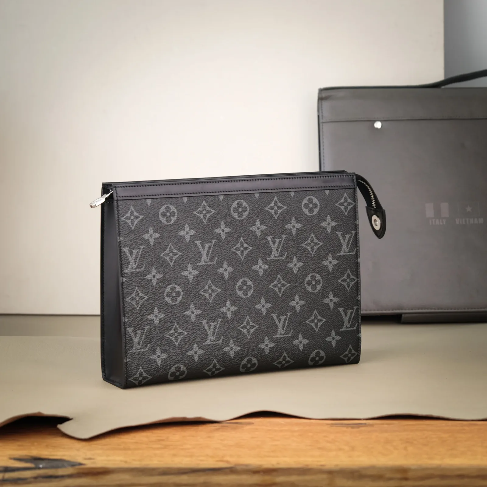 Ảnh Studio Clutch Da Bò Ý Phom Đứng – Xám - Koi Leather