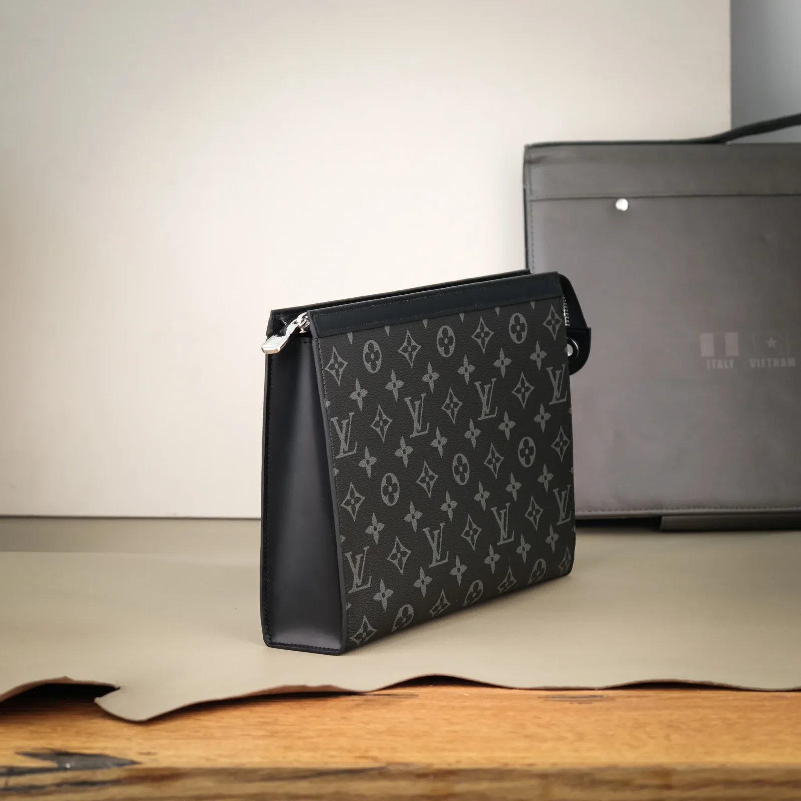 Ảnh Studio Clutch Da Bò Ý Phom Đứng – Xám - Koi Leather