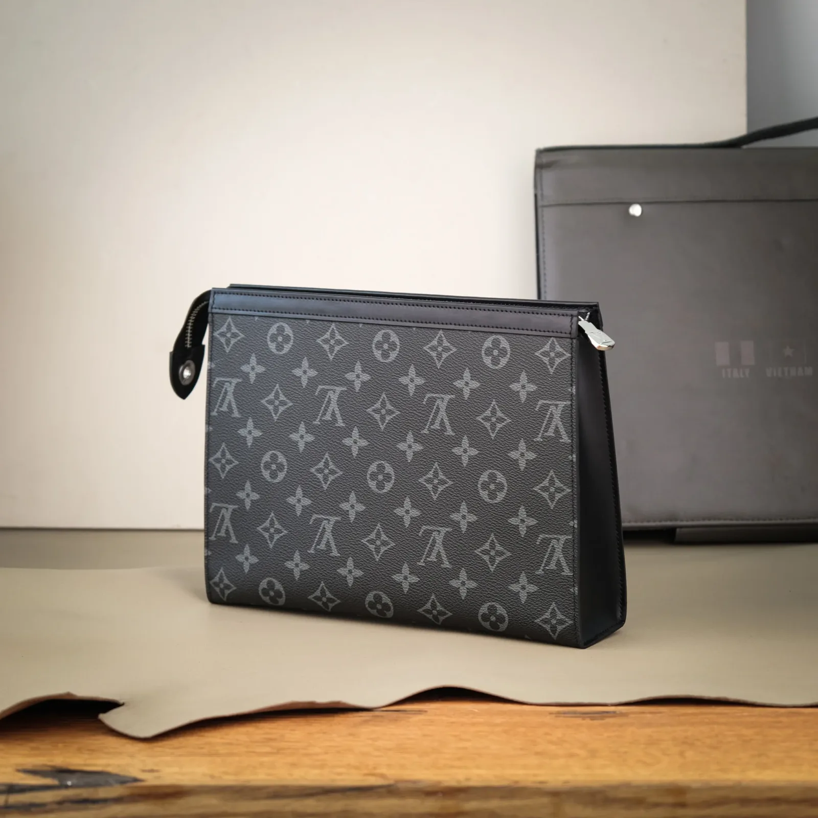 Ảnh Studio Clutch Da Bò Ý Phom Đứng – Xám - Koi Leather