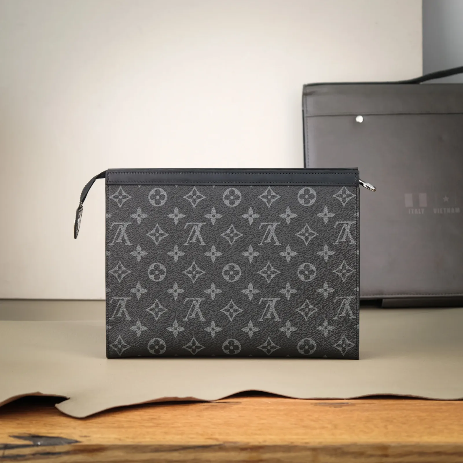 Ảnh Studio Clutch Da Bò Ý Phom Đứng – Xám - Koi Leather