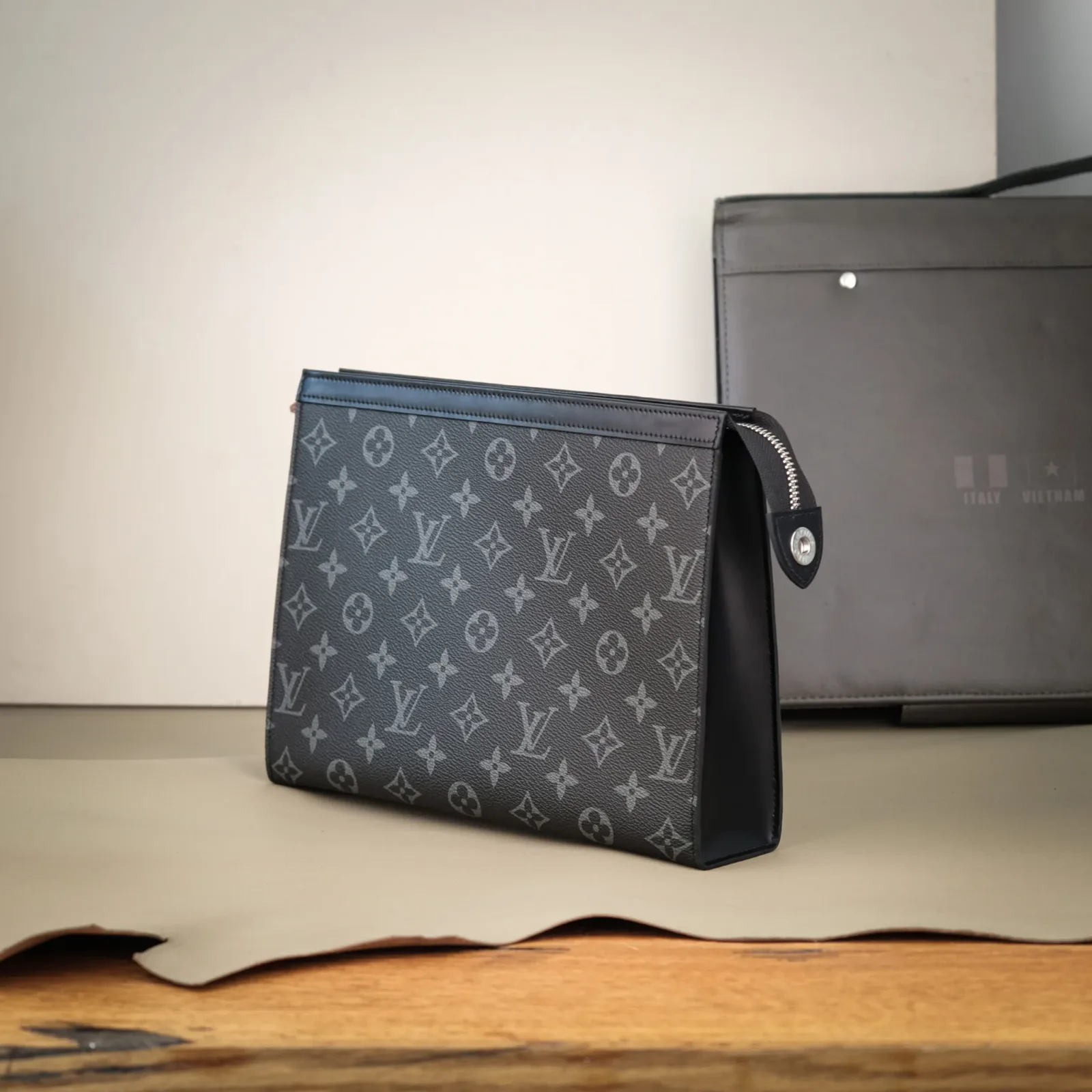 Ảnh Studio Clutch Da Bò Ý Phom Đứng – Xám - Koi Leather