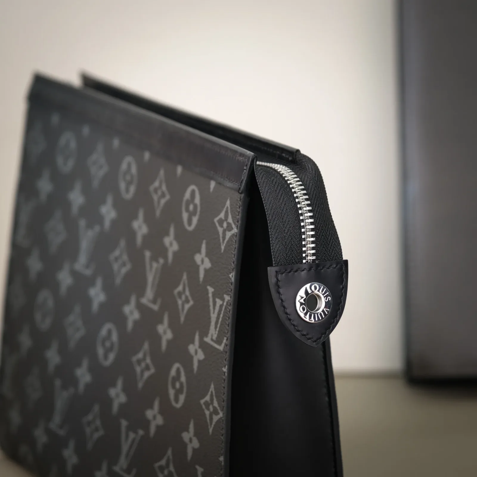 Ảnh Studio Clutch Da Bò Ý Phom Đứng – Xám - Koi Leather