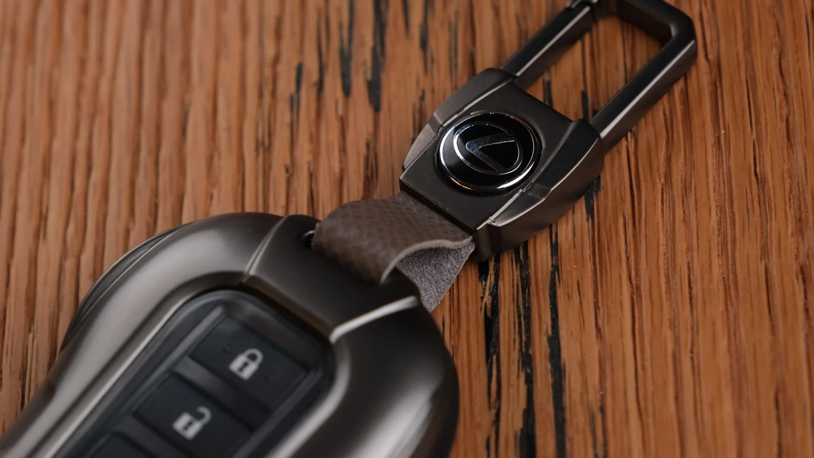 Ảnh Studio Ốp khóa ô tô da cá sấu màu kem cho Lexus kèm dây móc chữ H - Koi Leather