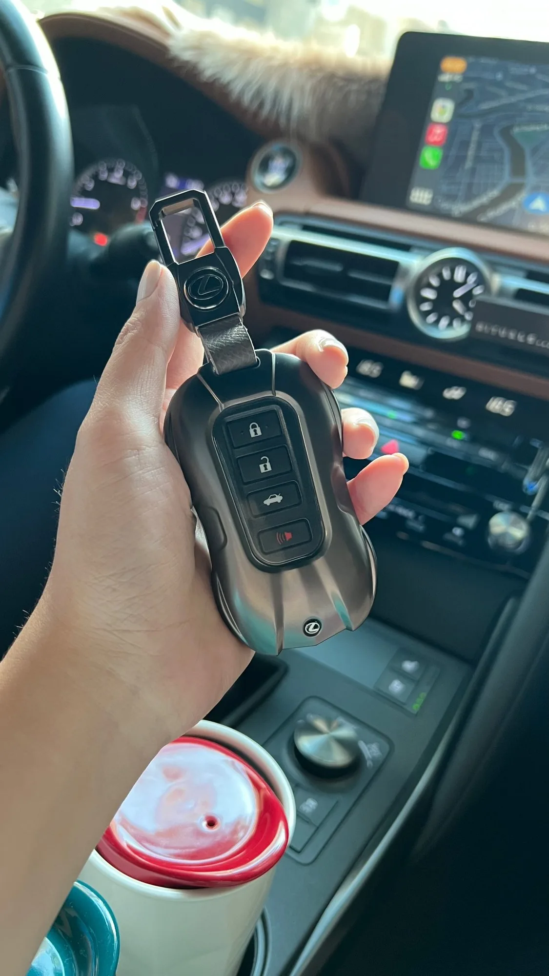 Ảnh Lifestyle Ốp khóa ô tô da cá sấu màu kem cho Lexus kèm dây móc chữ H - Koi Leather