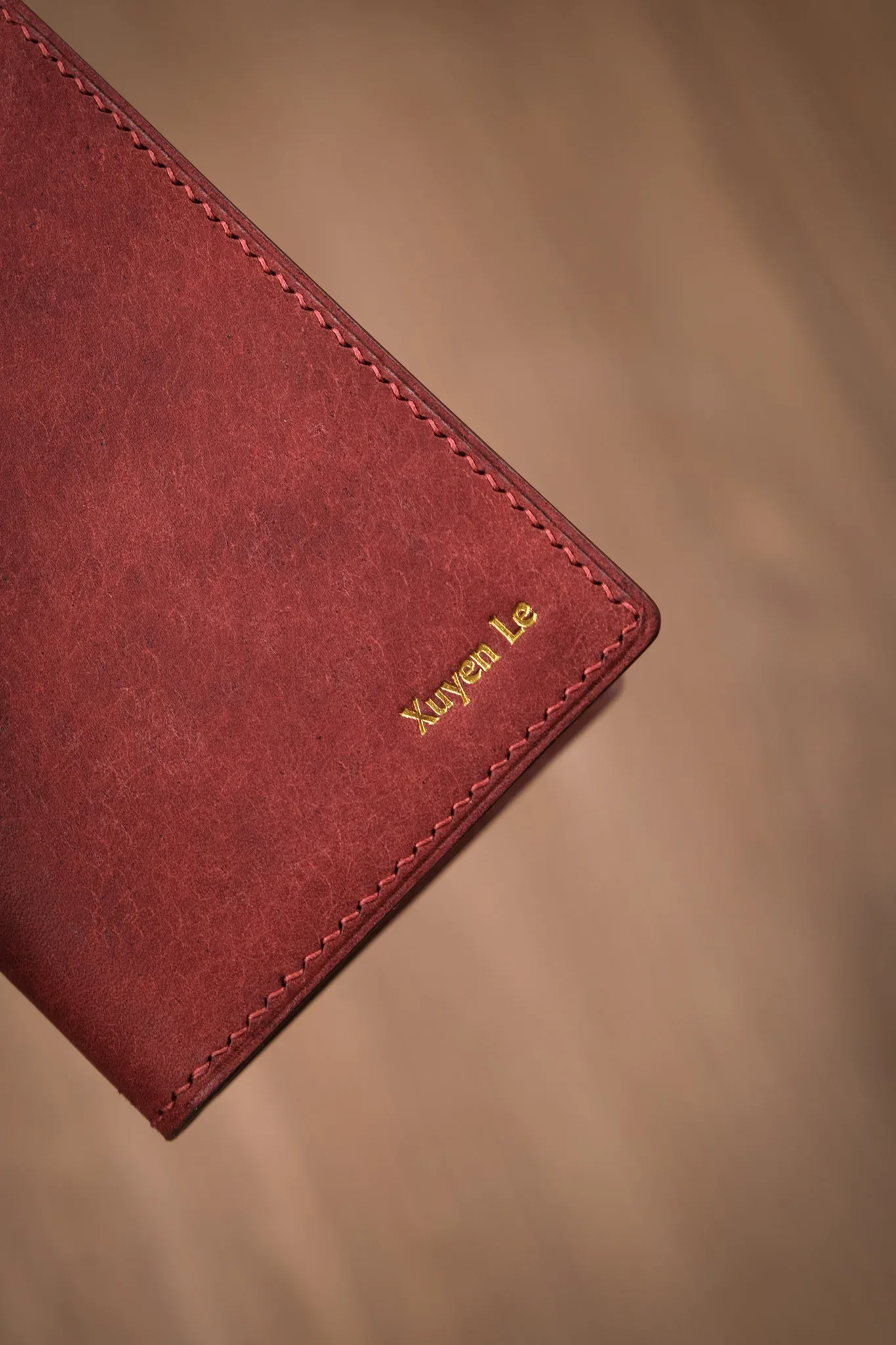 Khắc tên và dập logo trên da — Ví card holder da Pueblo