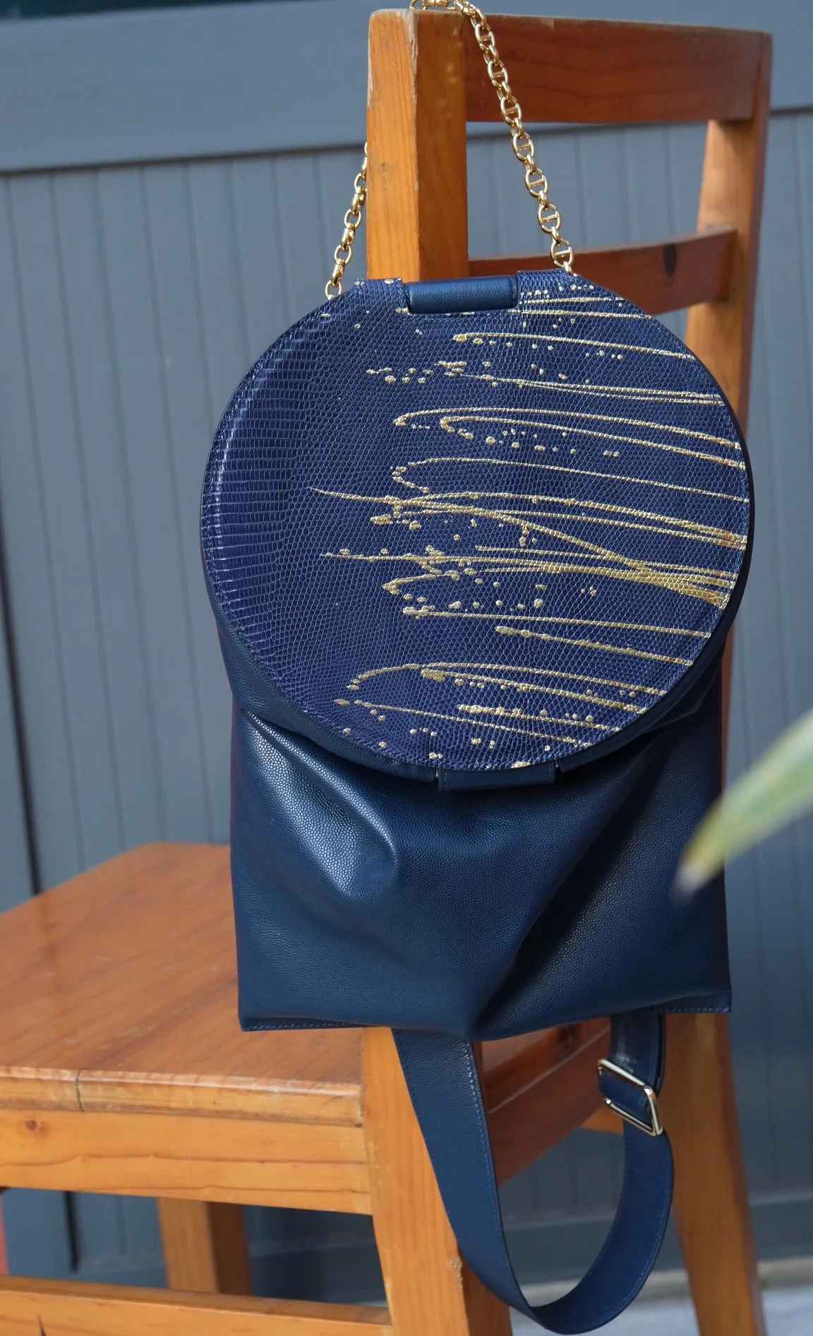 Ảnh Studio Túi xách nắp tròn da kỳ đà và da bò màu xanh navy - Koi Leather