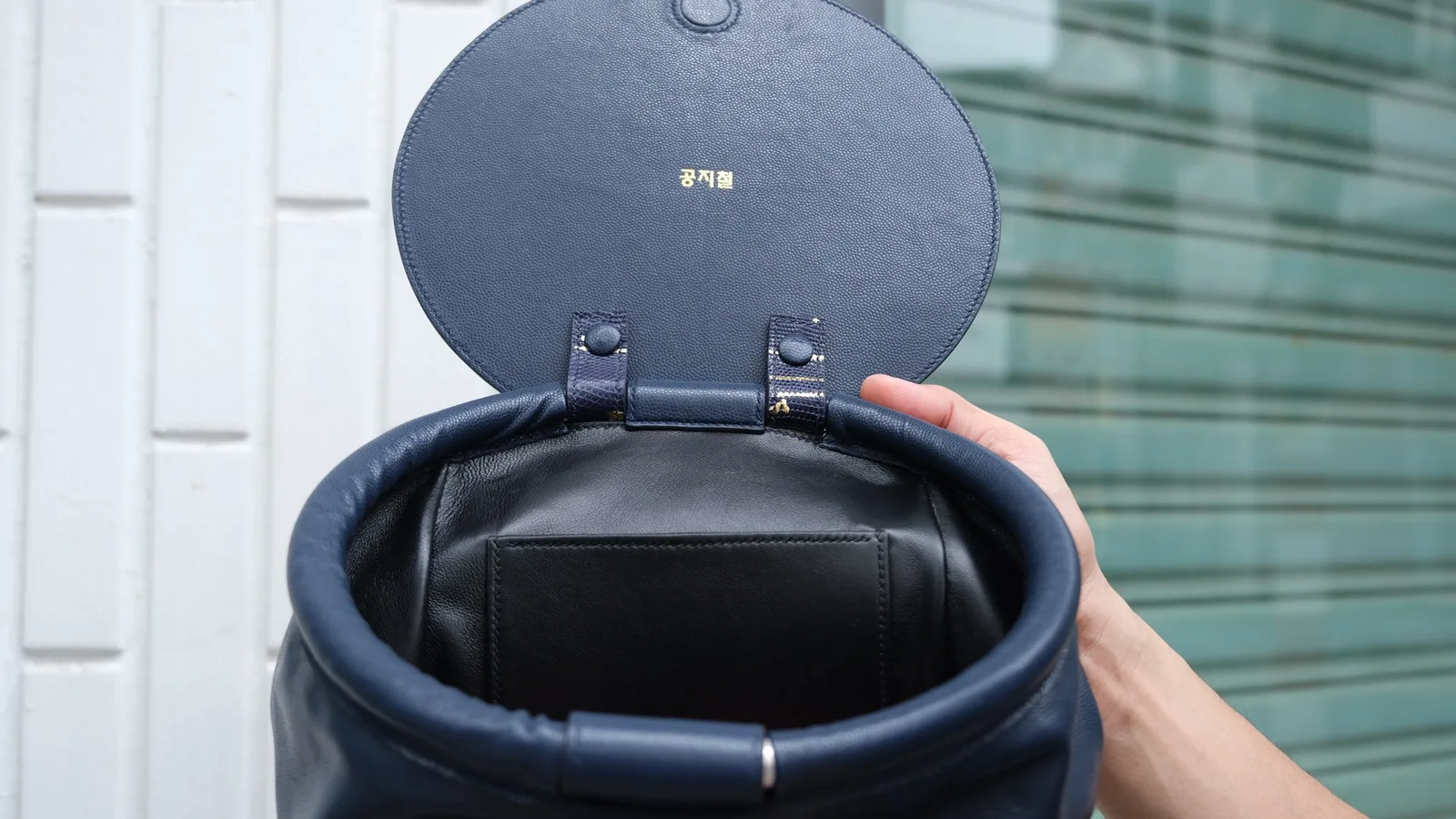 Ảnh Studio Túi xách nắp tròn da kỳ đà và da bò màu xanh navy - Koi Leather