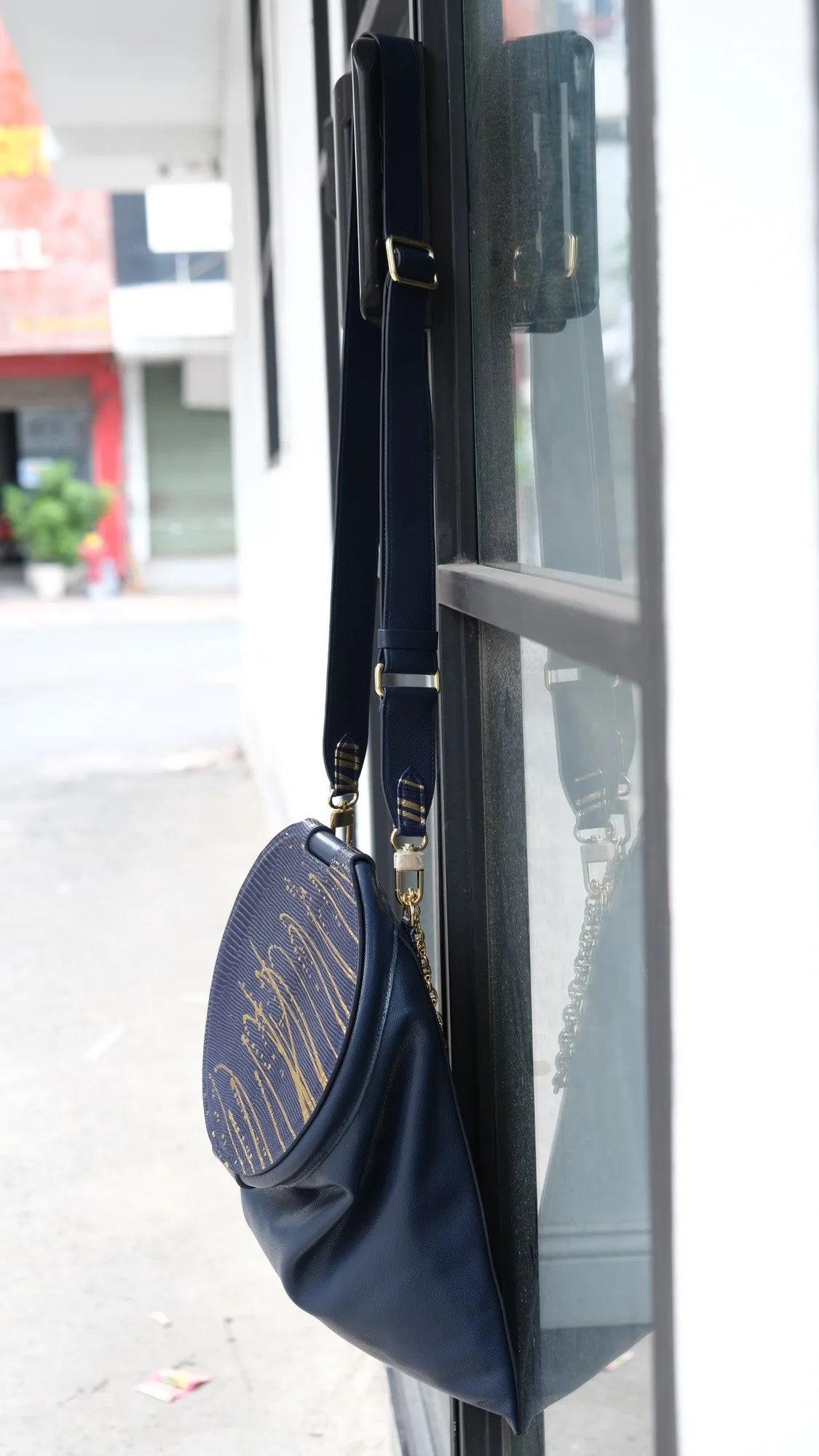 Ảnh Studio Túi xách nắp tròn da kỳ đà và da bò màu xanh navy - Koi Leather