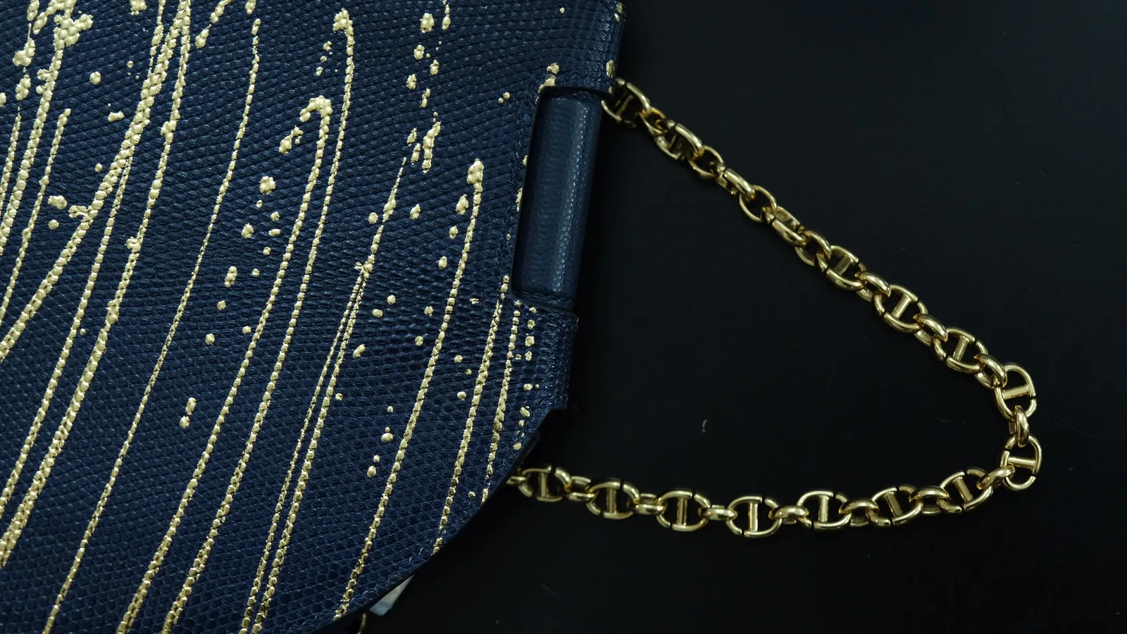 Ảnh Studio Túi xách nắp tròn da kỳ đà và da bò màu xanh navy - Koi Leather