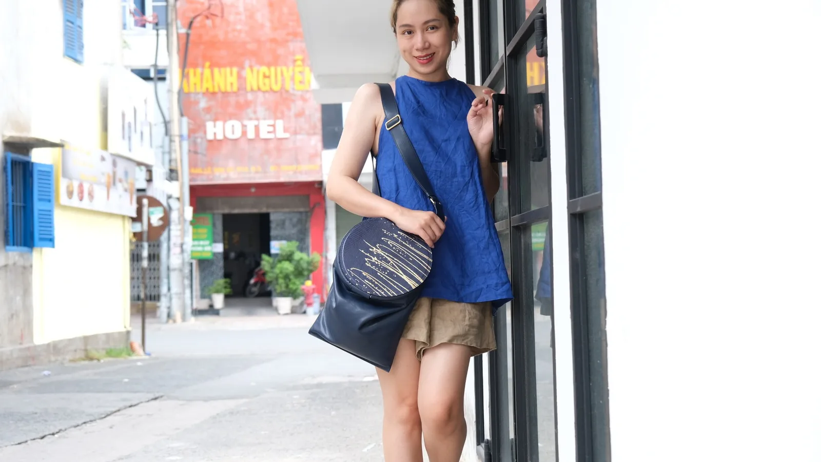 Ảnh Lifestyle Túi xách nắp tròn da kỳ đà và da bò màu xanh navy - Koi Leather