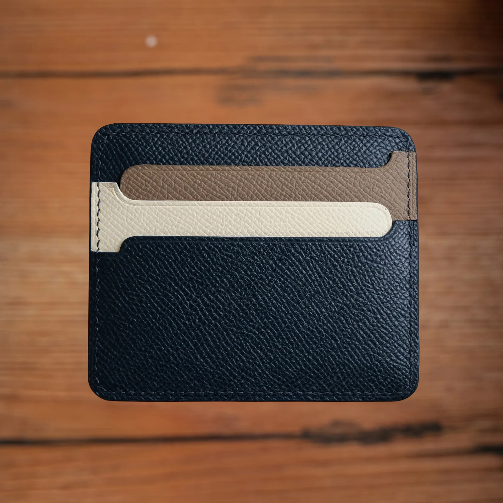 Ảnh Studio Ví đựng thẻ Senot da Epsom xanh navy phối màu - Koi Leather