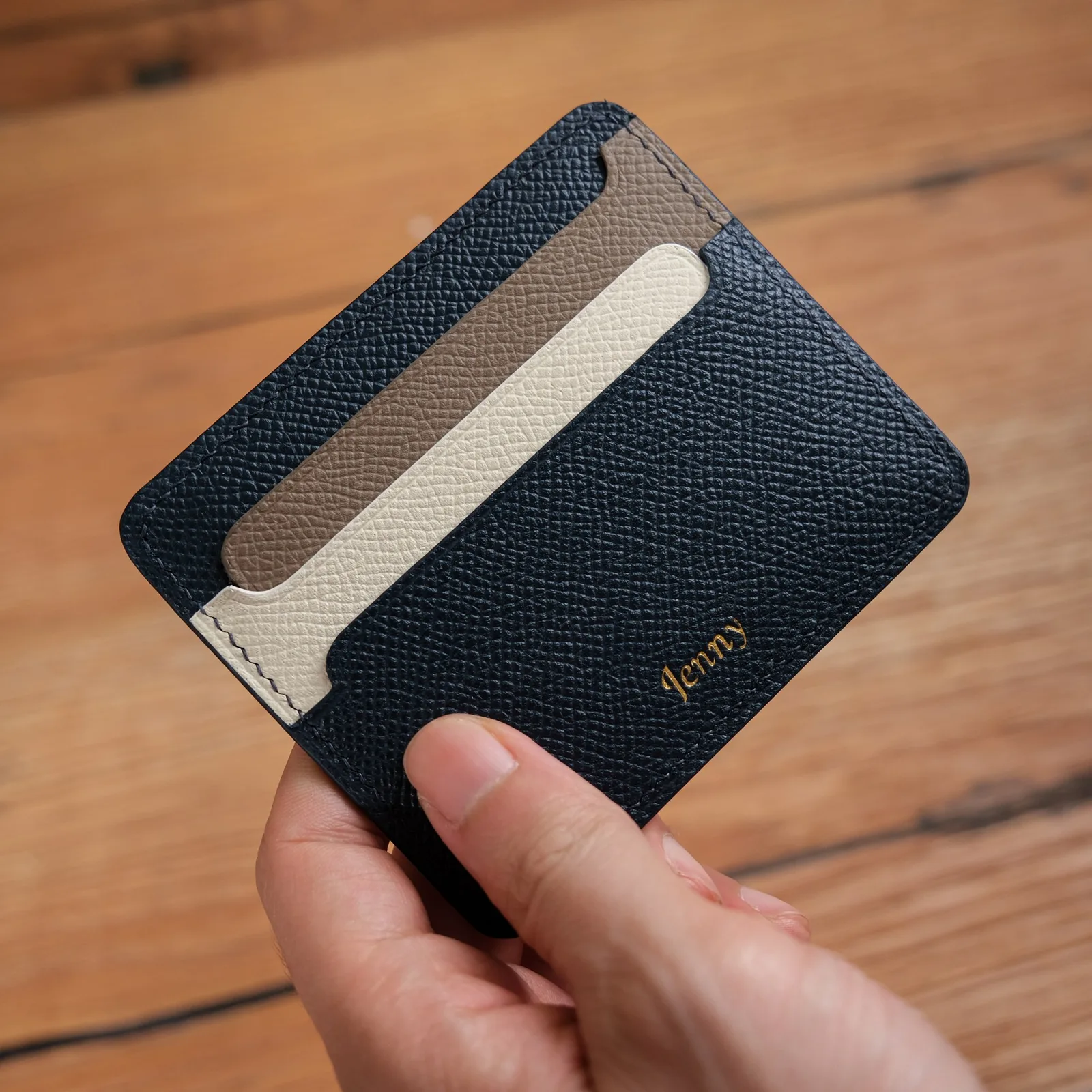 Ảnh Lifestyle Ví đựng thẻ Senot da Epsom xanh navy phối màu - Koi Leather