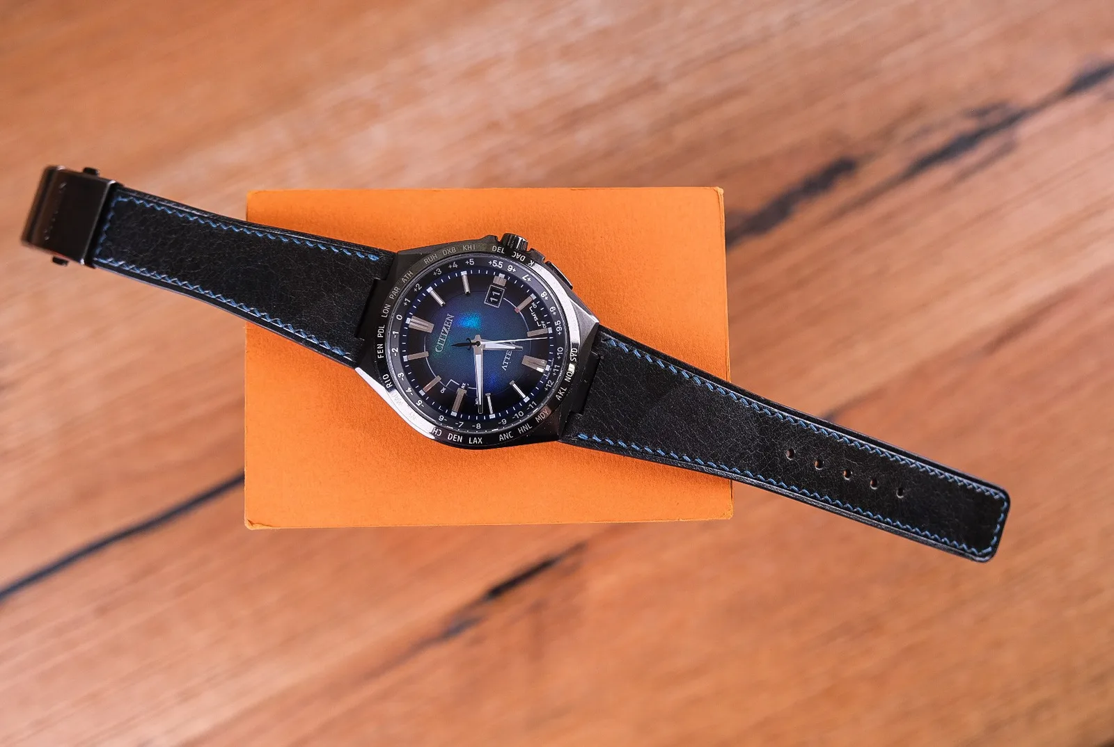 Ảnh Studio Dây đồng hồ da bò Pueblo đen cho Citizen Attesa - Koi Leather