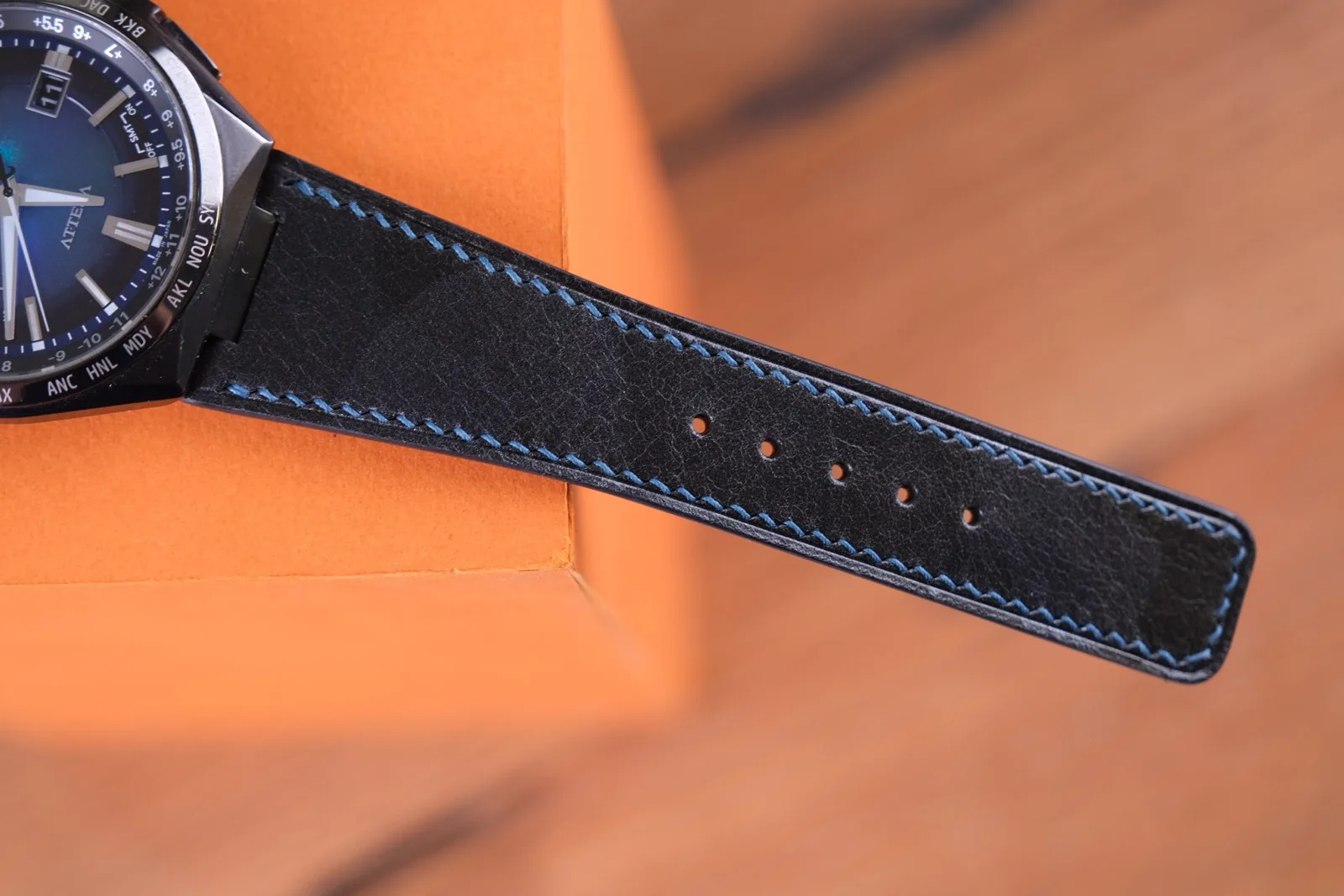 Ảnh Studio Dây đồng hồ da bò Pueblo đen cho Citizen Attesa - Koi Leather