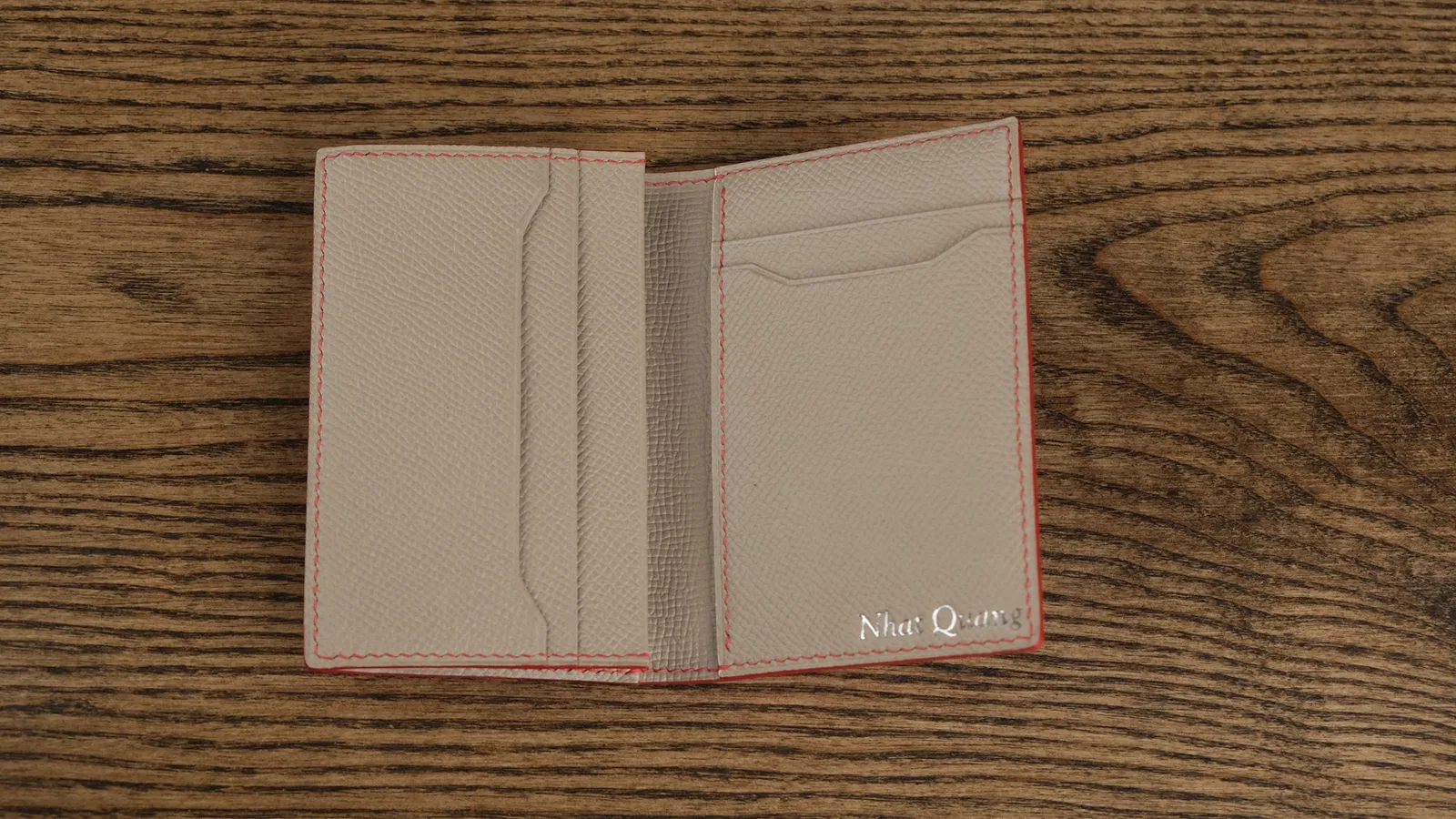 Ảnh Studio Ví đựng thẻ bifold da màu đỏ phối xám có quai cài - Koi Leather