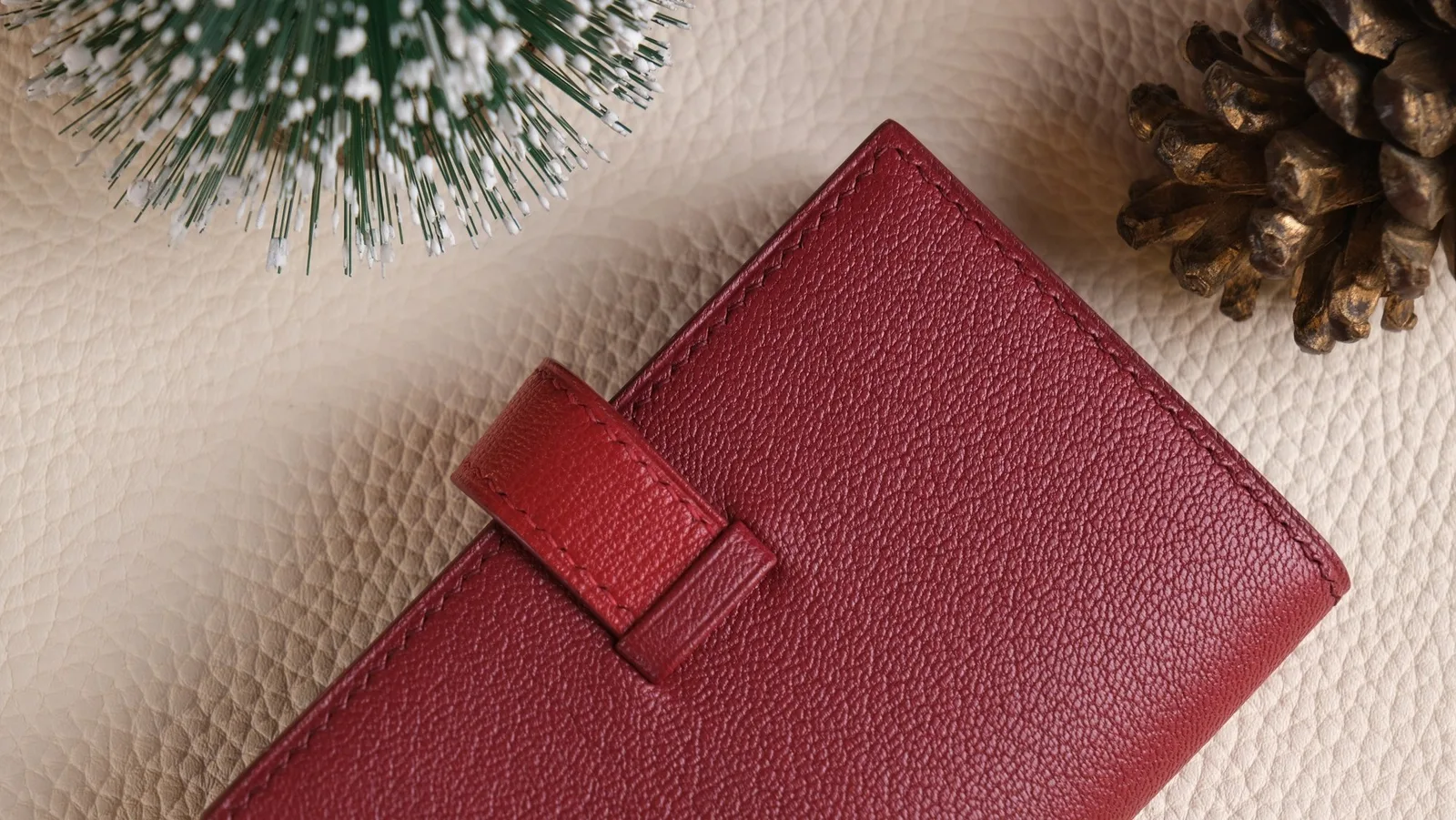 Ảnh Lifestyle Ví đựng thẻ bifold da màu đỏ phối xám có quai cài - Koi Leather