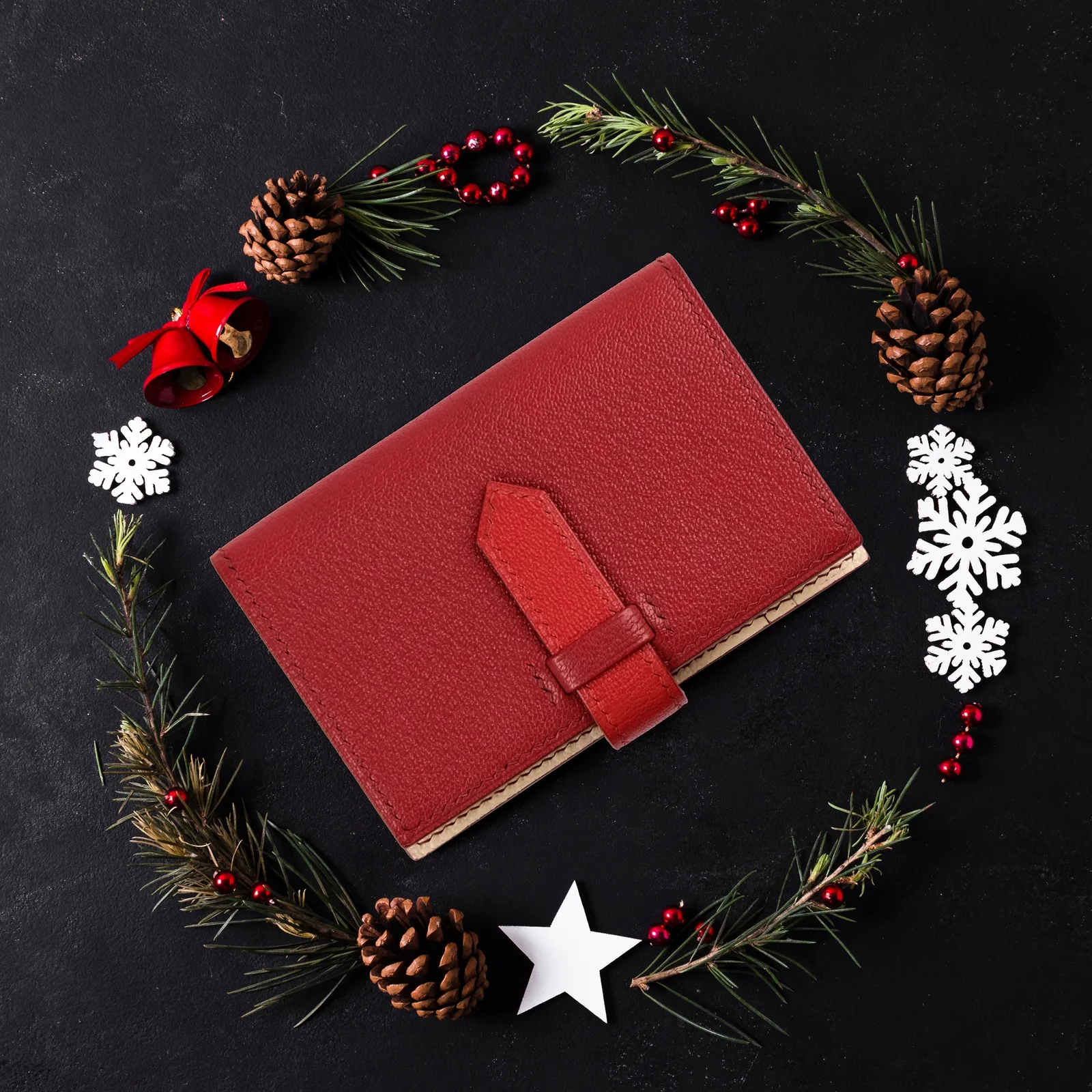 Ảnh Studio Ví đựng thẻ bifold da dê Alran màu đỏ phối xám có quai cài - Koi Leather