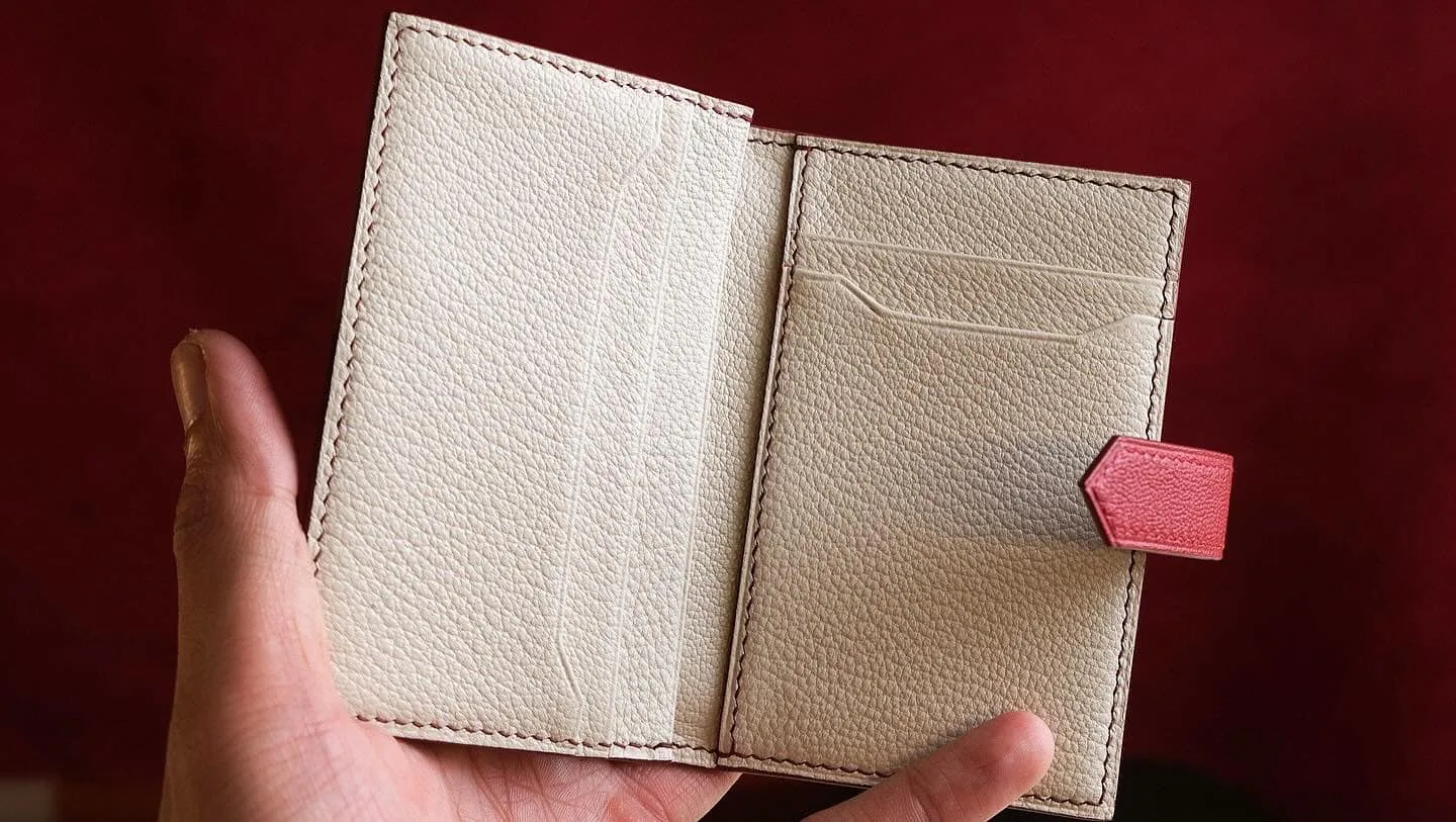 Ảnh Studio Ví đựng thẻ bifold da dê Alran màu đỏ phối xám có quai cài - Koi Leather