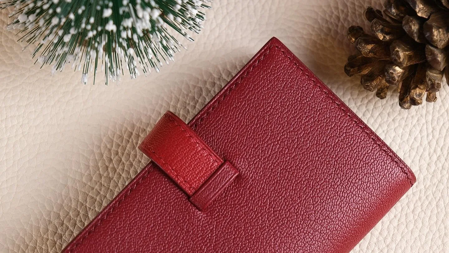 Ảnh Studio Ví đựng thẻ bifold da dê Alran màu đỏ phối xám có quai cài - Koi Leather