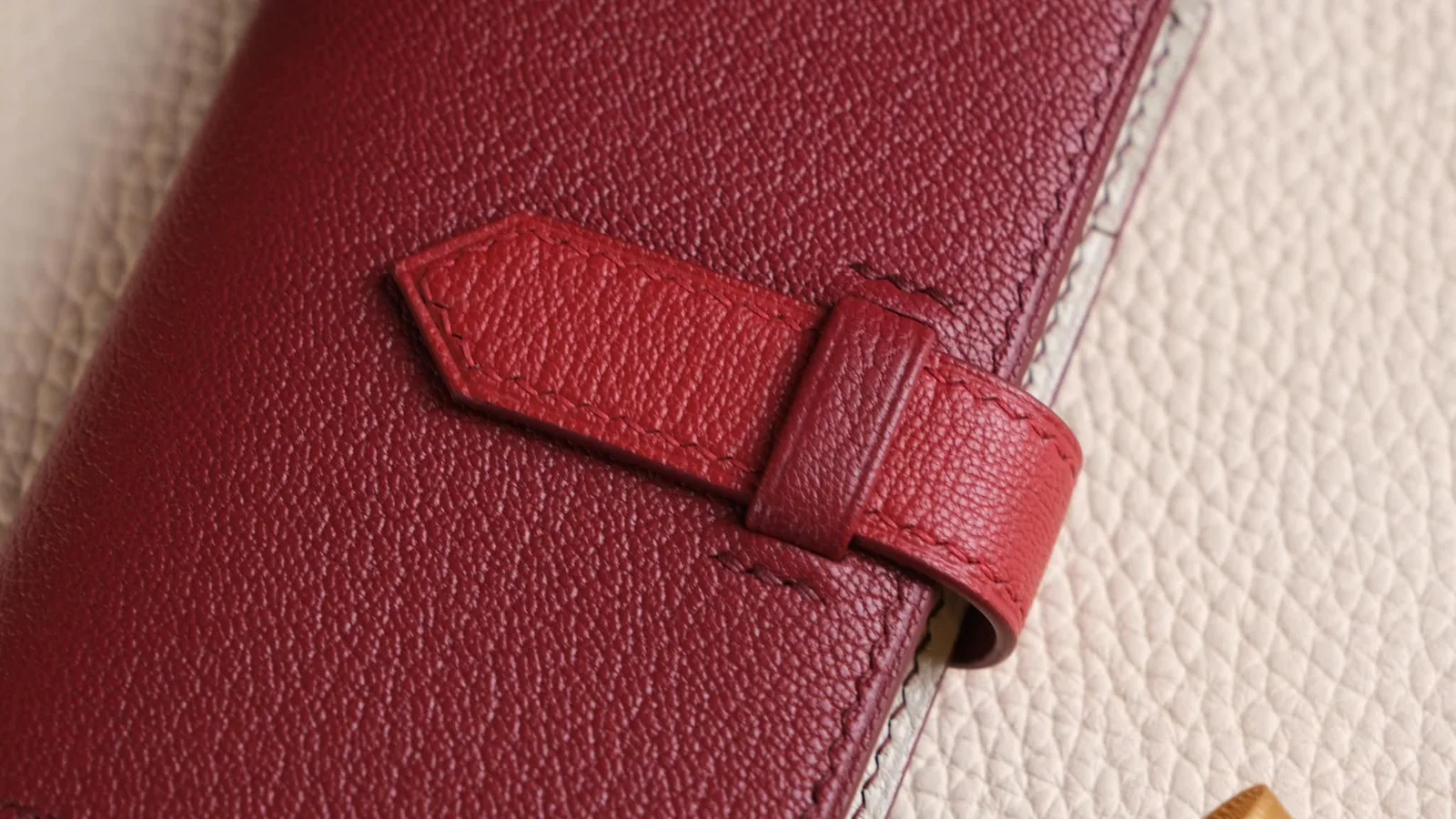 Ảnh Studio Ví đựng thẻ bifold da dê Alran màu đỏ phối xám có quai cài - Koi Leather
