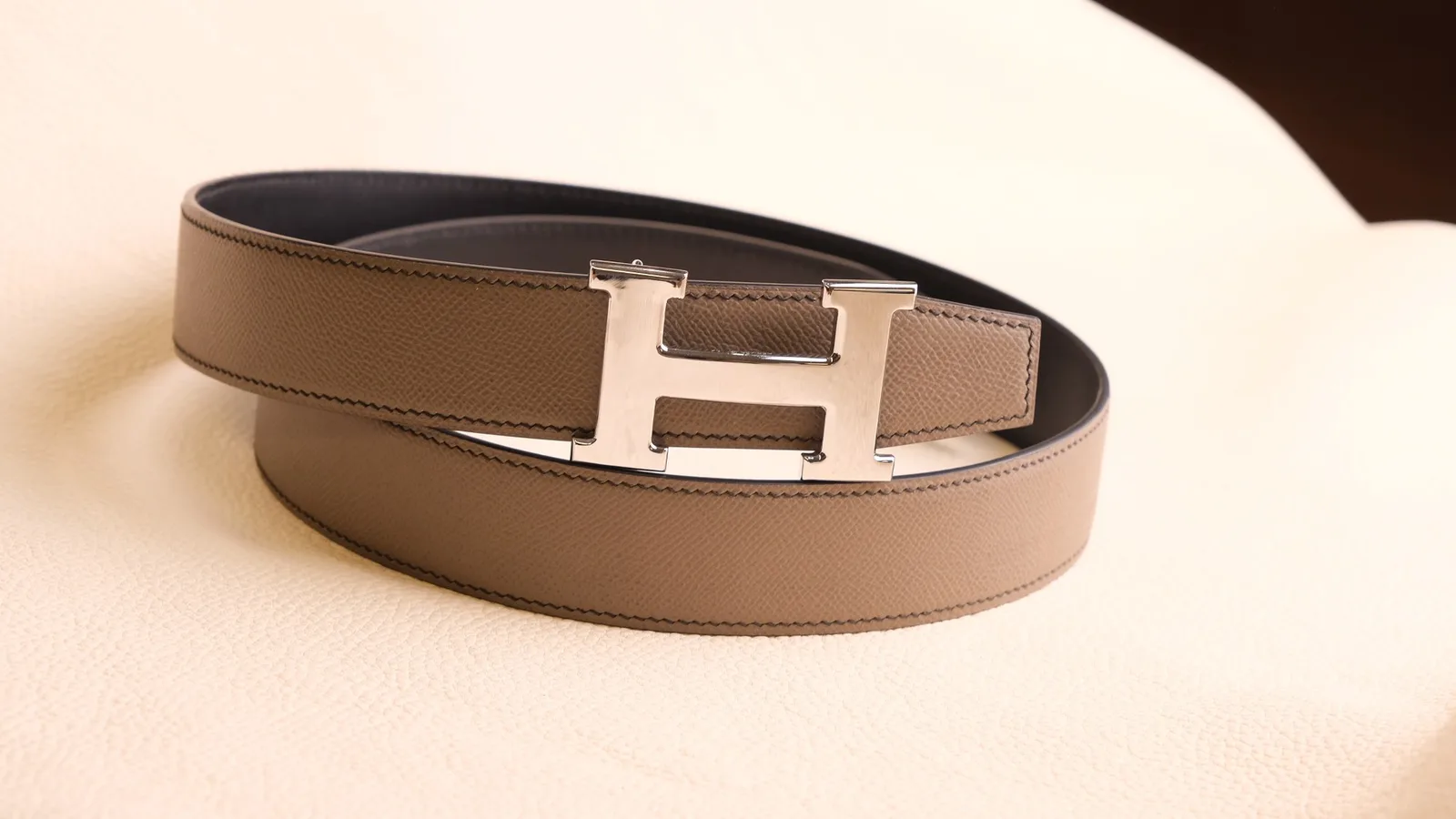 Ảnh Studio Dây lưng da Epsom phối Swift màu Etoupe bản 38mm - Koi Leather