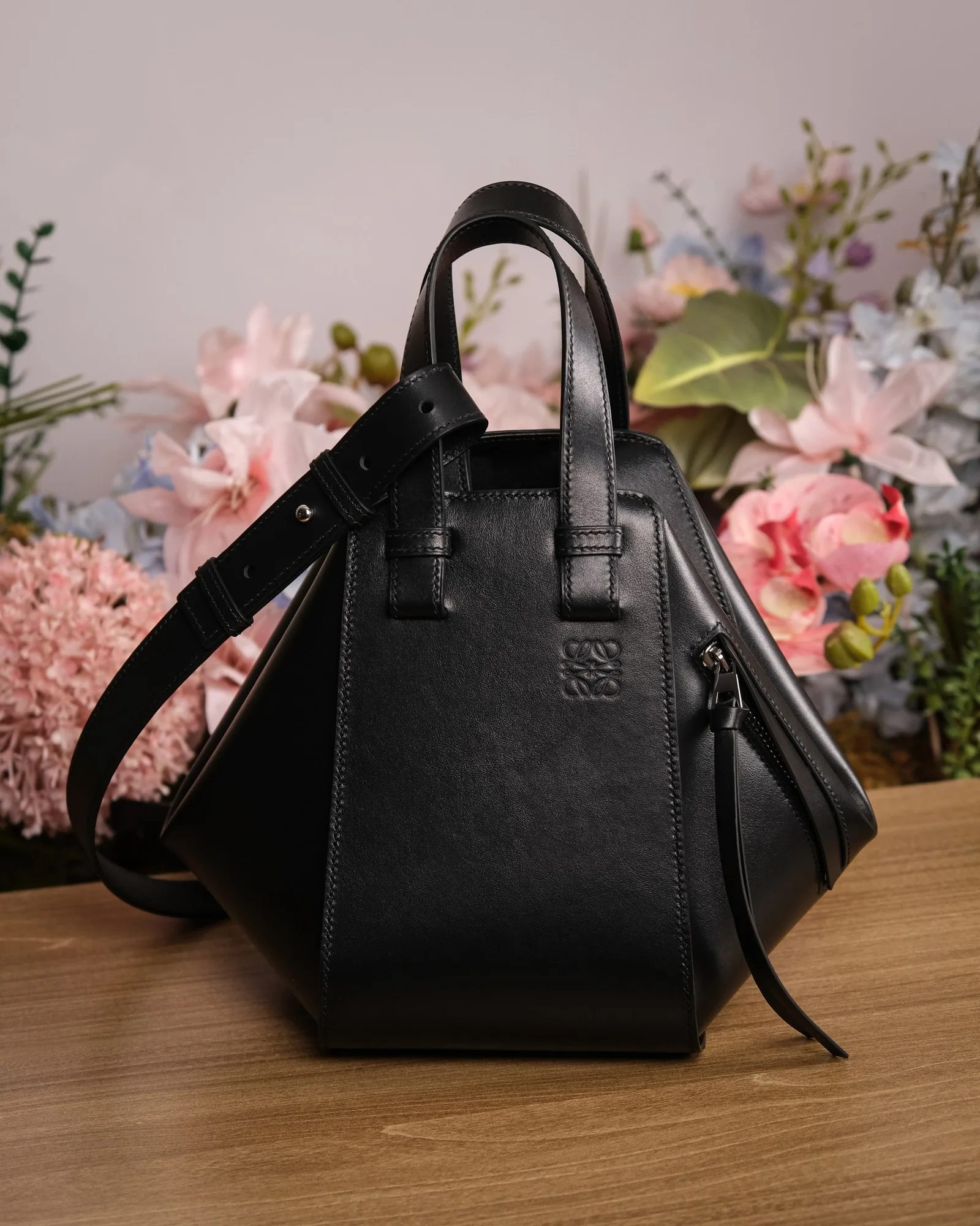 Ảnh Studio Túi xách da bò dáng đa giác biến hình màu đen - Koi Leather
