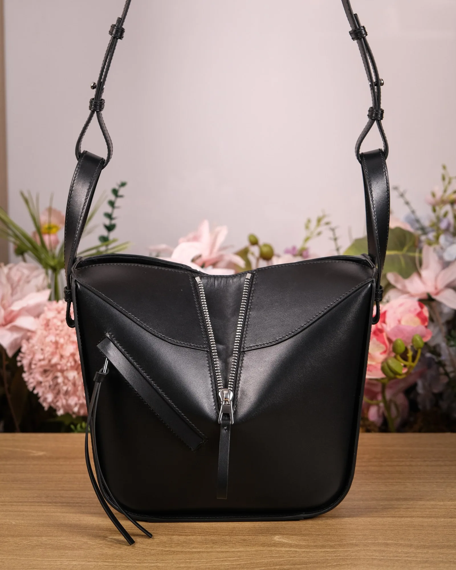Ảnh Studio Túi xách da bò dáng đa giác biến hình màu đen - Koi Leather