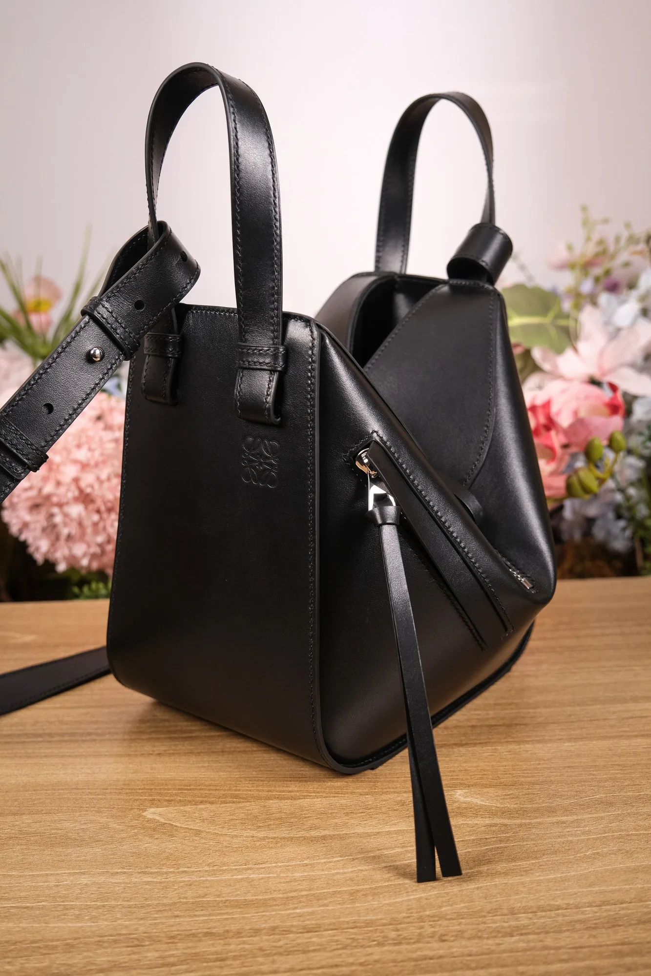 Ảnh Studio Túi xách da bò dáng đa giác biến hình màu đen - Koi Leather