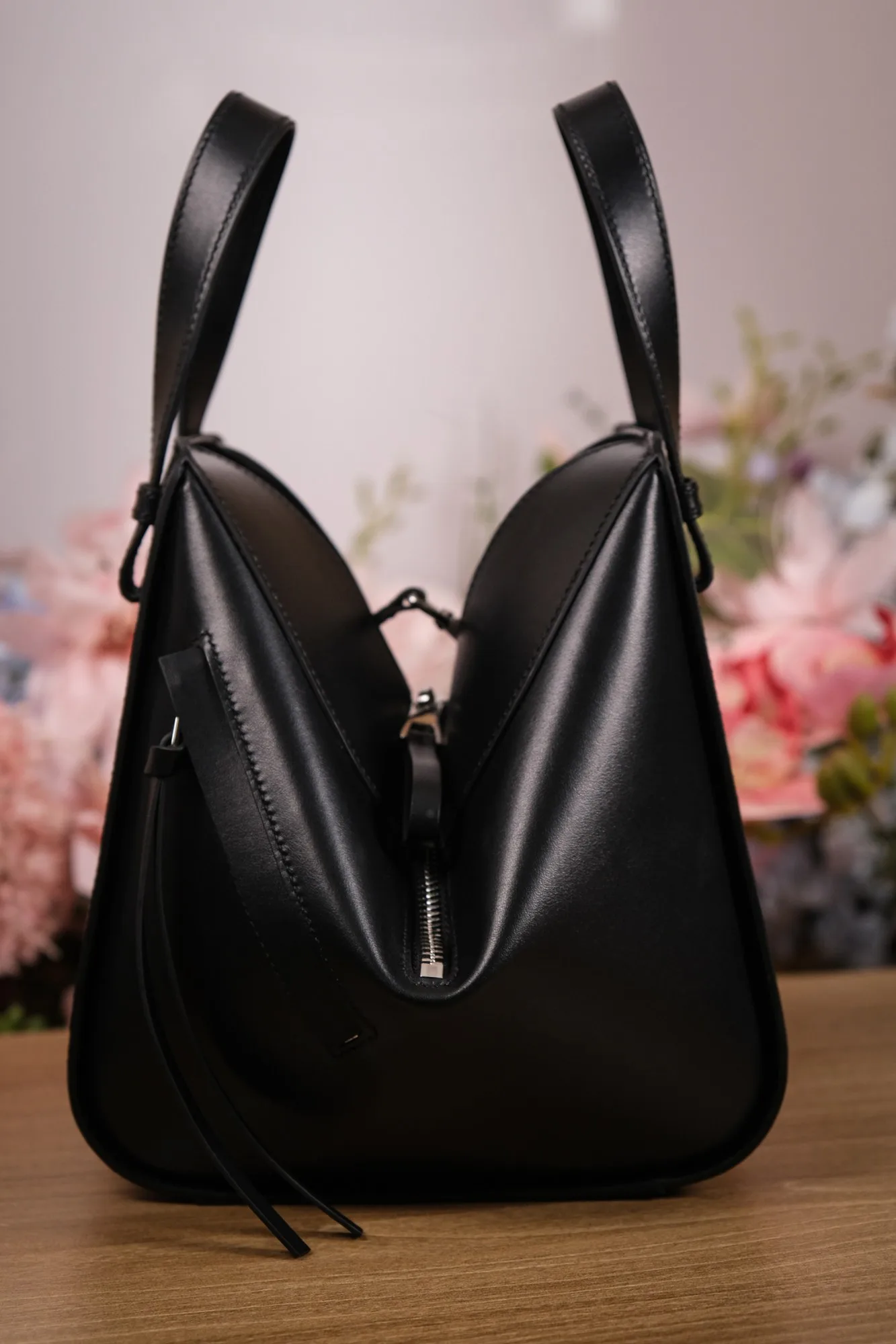 Ảnh Studio Túi xách da bò dáng đa giác biến hình màu đen - Koi Leather