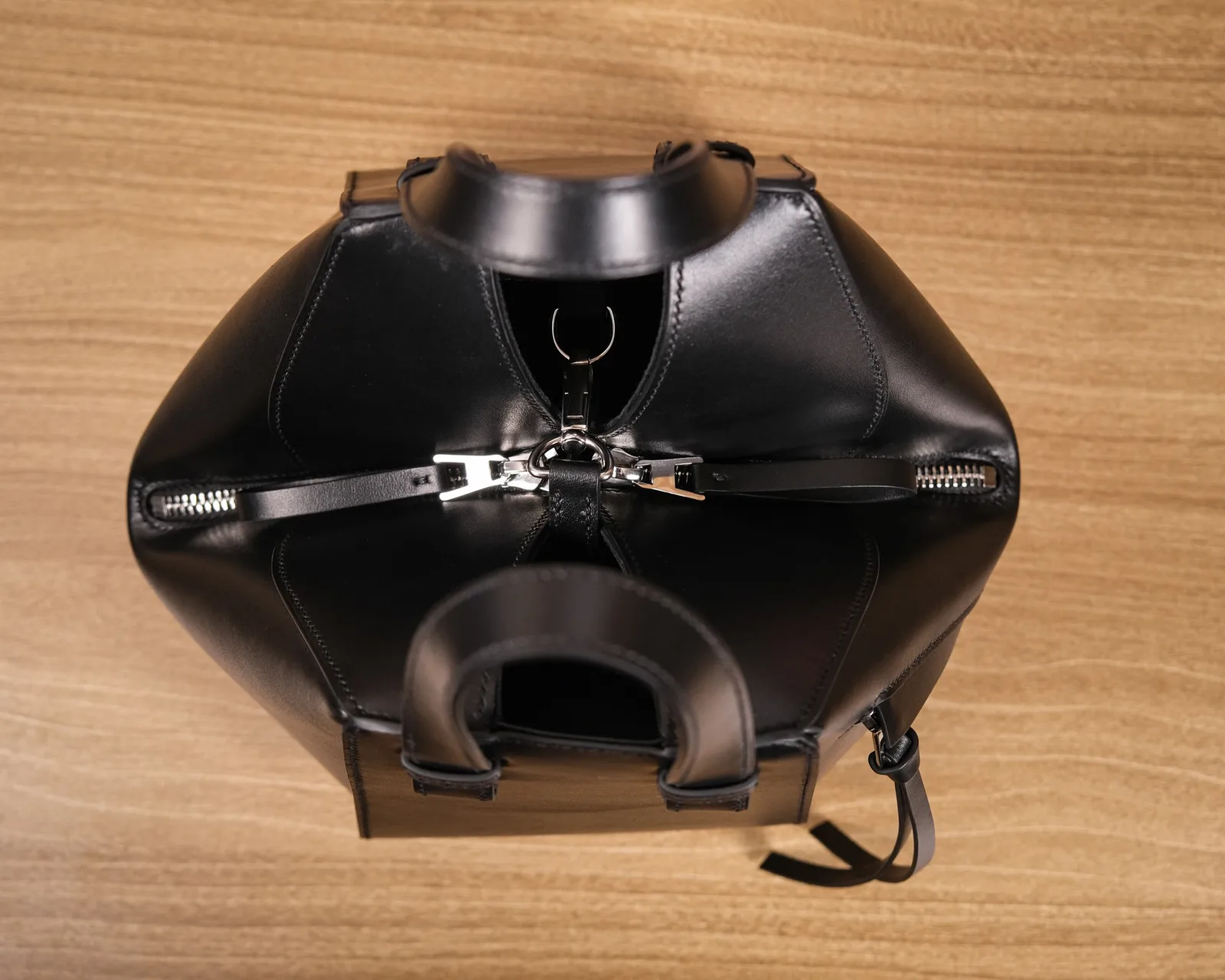 Ảnh Studio Túi xách da bò dáng đa giác biến hình màu đen - Koi Leather