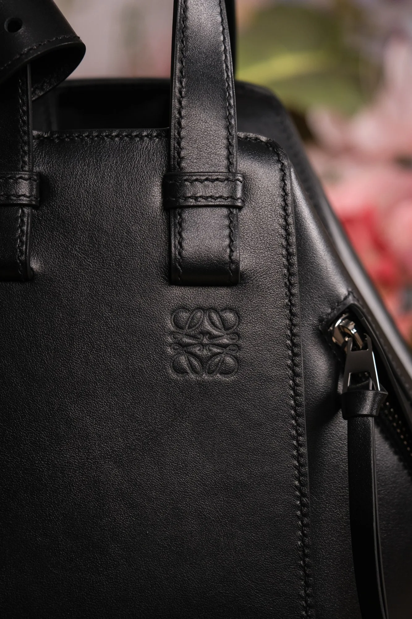 Ảnh Túi xách da bò dáng đa giác biến hình màu đen - Koi Leather