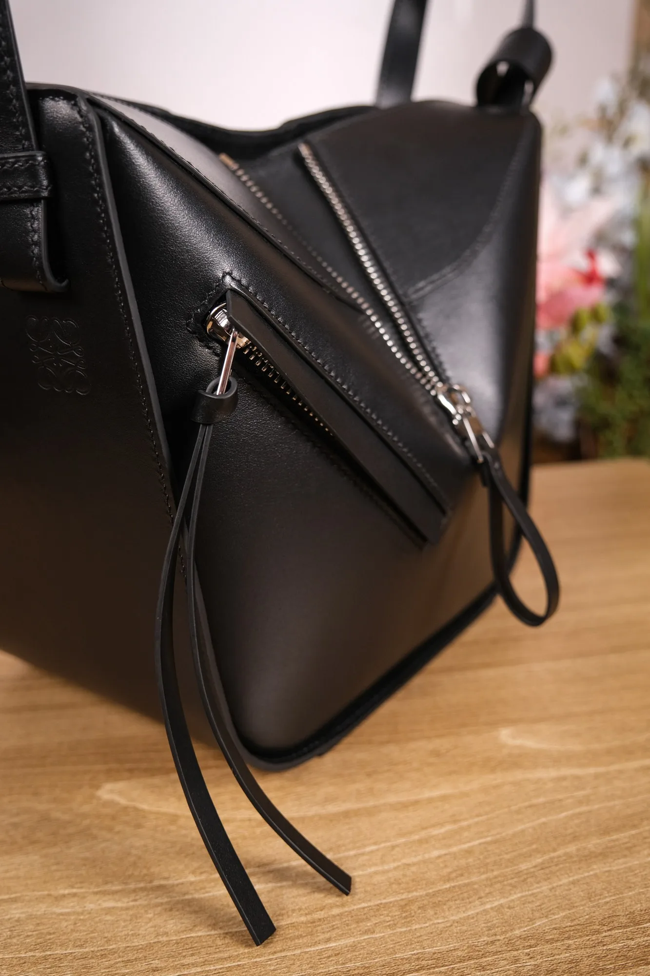 Ảnh Studio Túi xách da bò dáng đa giác biến hình màu đen - Koi Leather
