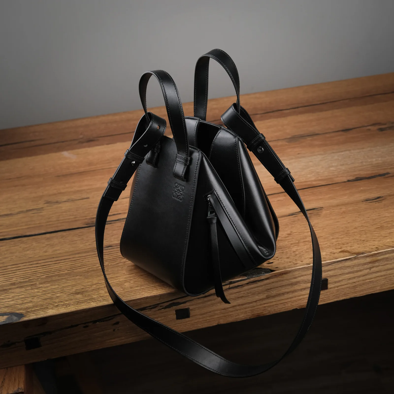 Ảnh Studio Túi xách da bò dáng đa giác biến hình - Da bê Swift màu đen - Koi Leather
