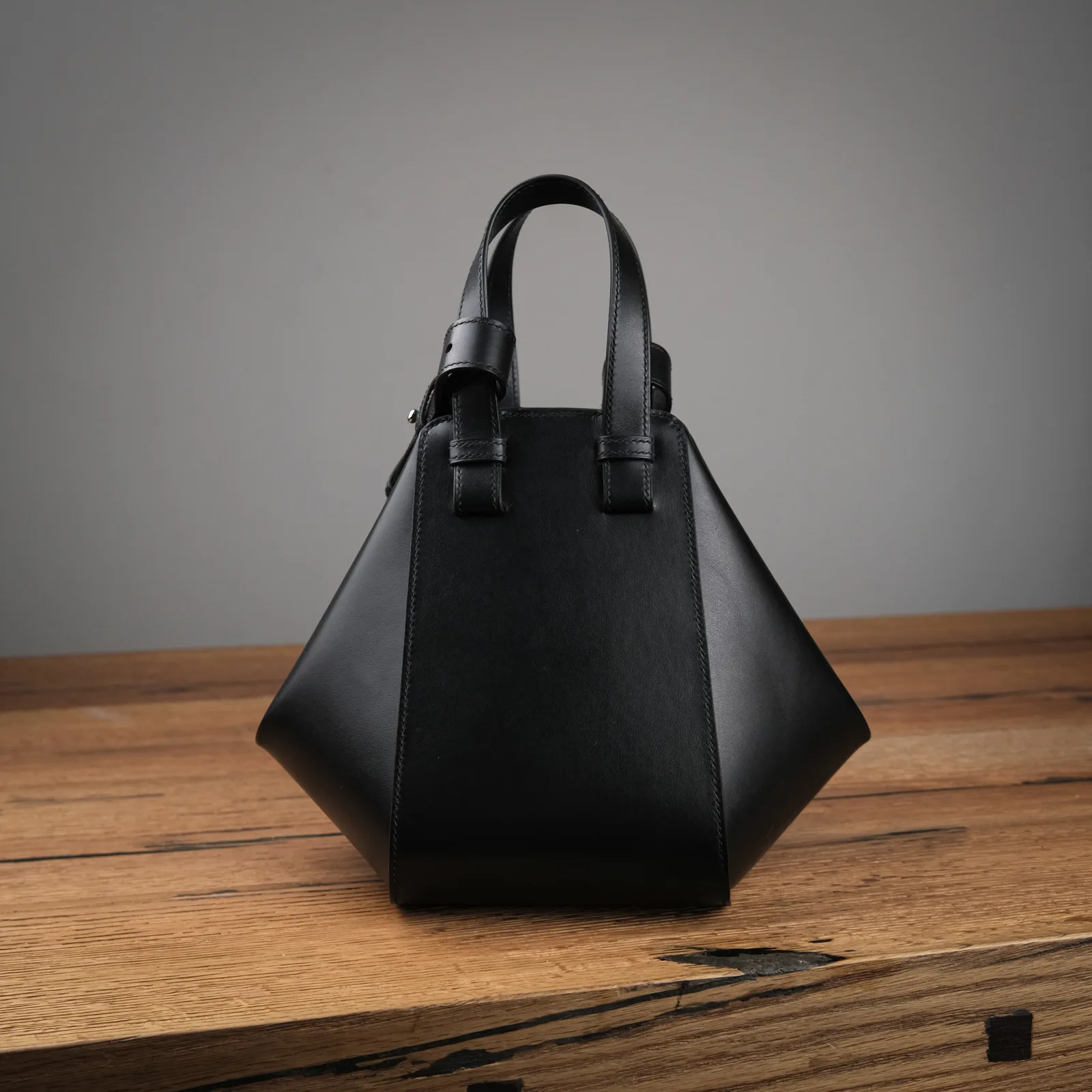 Ảnh Studio Túi xách da bò dáng đa giác biến hình - Da bê Swift màu đen - Koi Leather