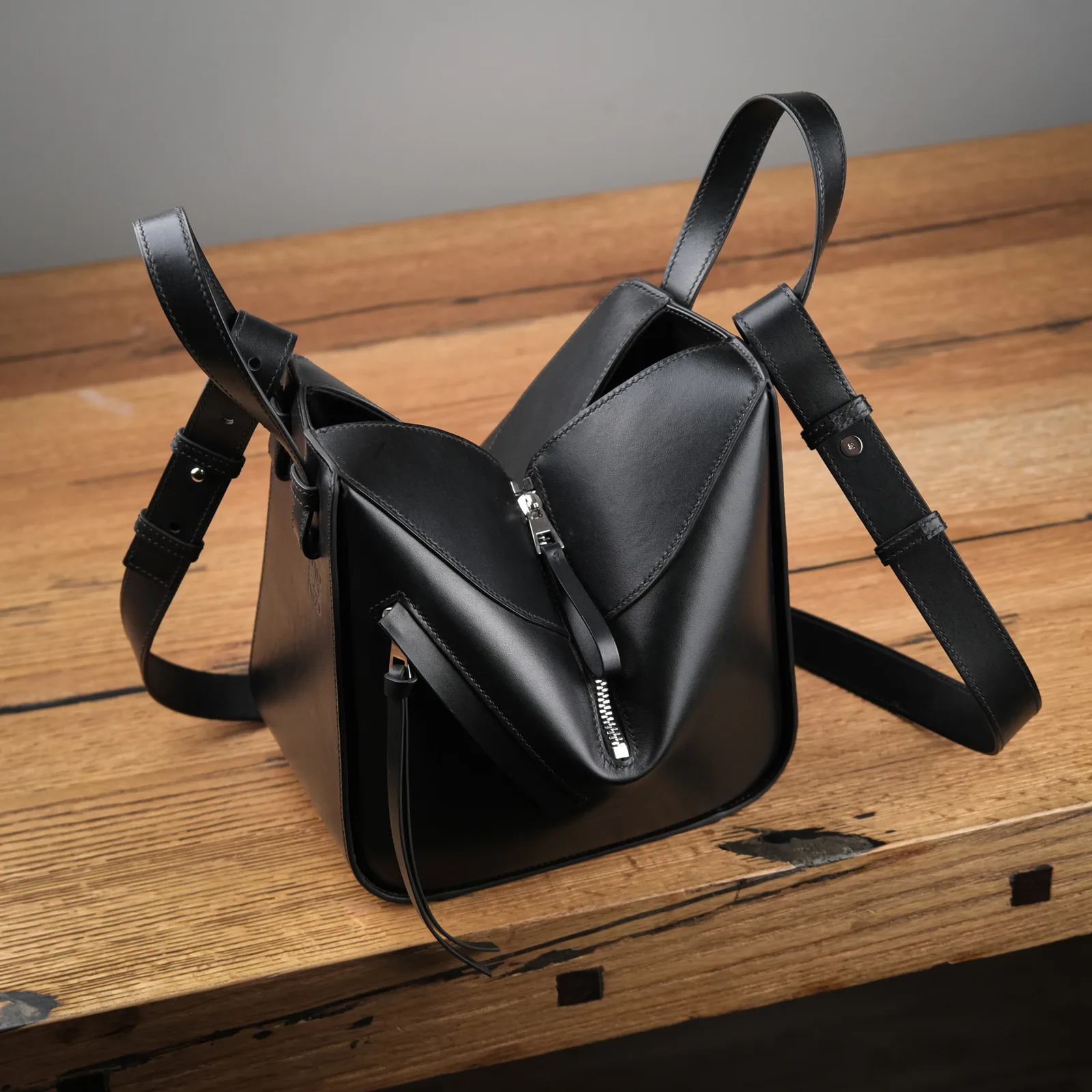 Ảnh Studio Túi xách da bò dáng đa giác biến hình - Da bê Swift màu đen - Koi Leather