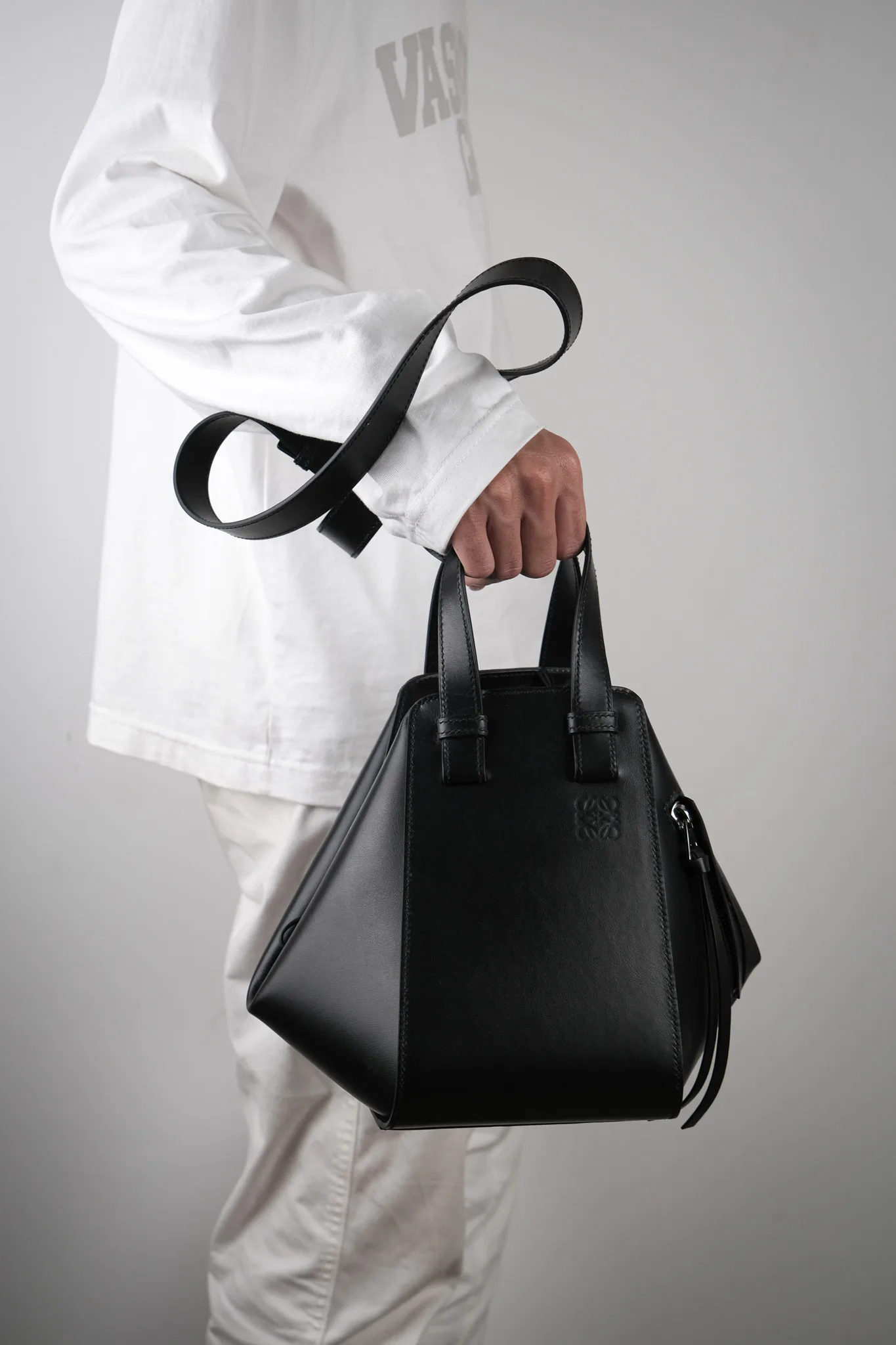 Ảnh Studio Túi xách da bò dáng đa giác biến hình - Da bê Swift màu đen - Koi Leather