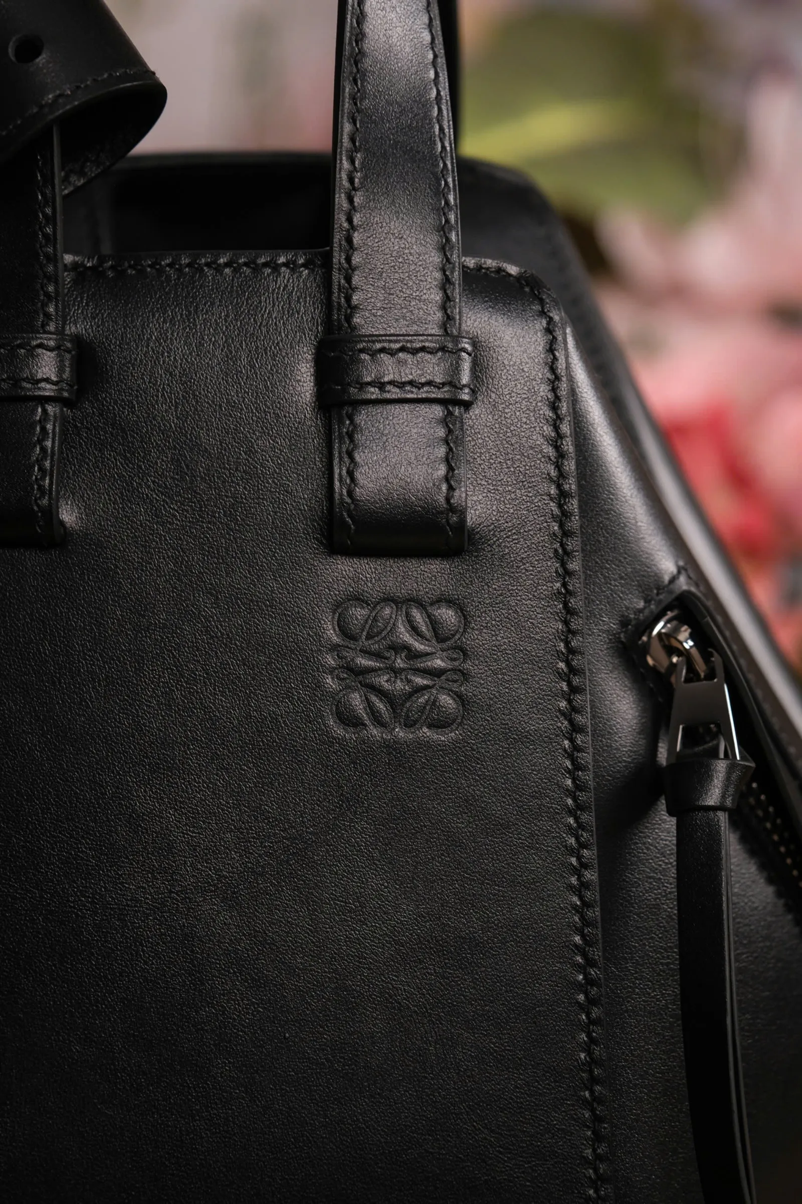 Ảnh Studio Túi xách da bò dáng đa giác biến hình - Da bê Swift màu đen - Koi Leather