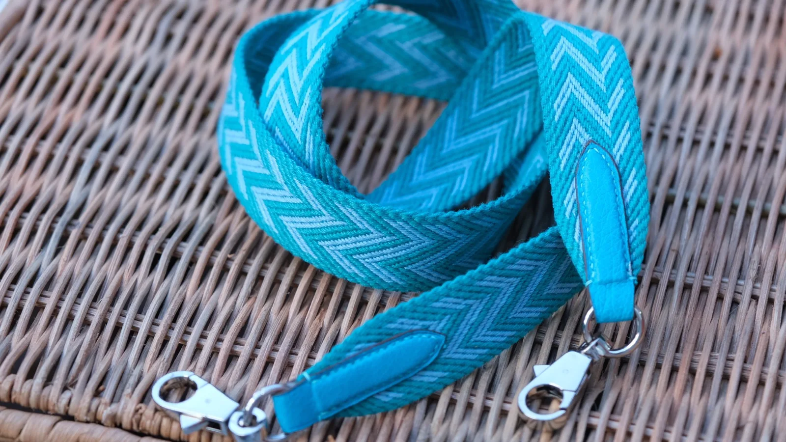 Ảnh Lifestyle Dây đeo túi xách vải dệt xương cá phối da bò - Koi Leather