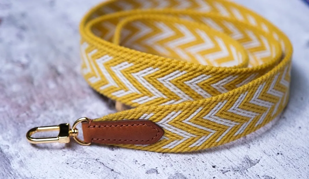Ảnh Lifestyle Dây đeo túi xách vải dệt xương cá phối da bò - Koi Leather