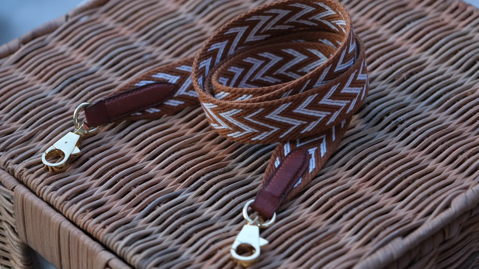 Ảnh Lifestyle Dây đeo túi xách vải dệt xương cá phối da bò - Koi Leather