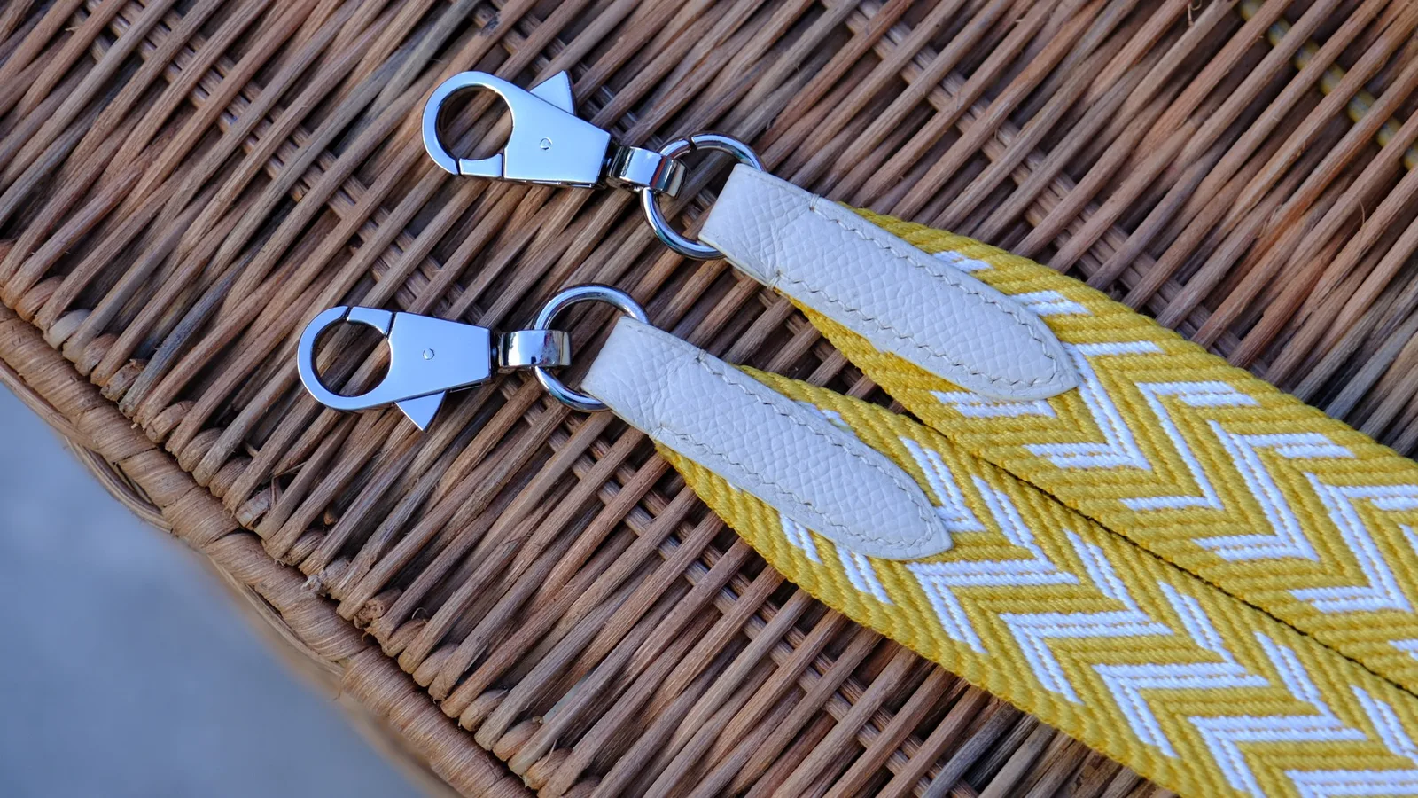 Ảnh Lifestyle Dây đeo túi xách vải dệt xương cá phối da bò - Koi Leather