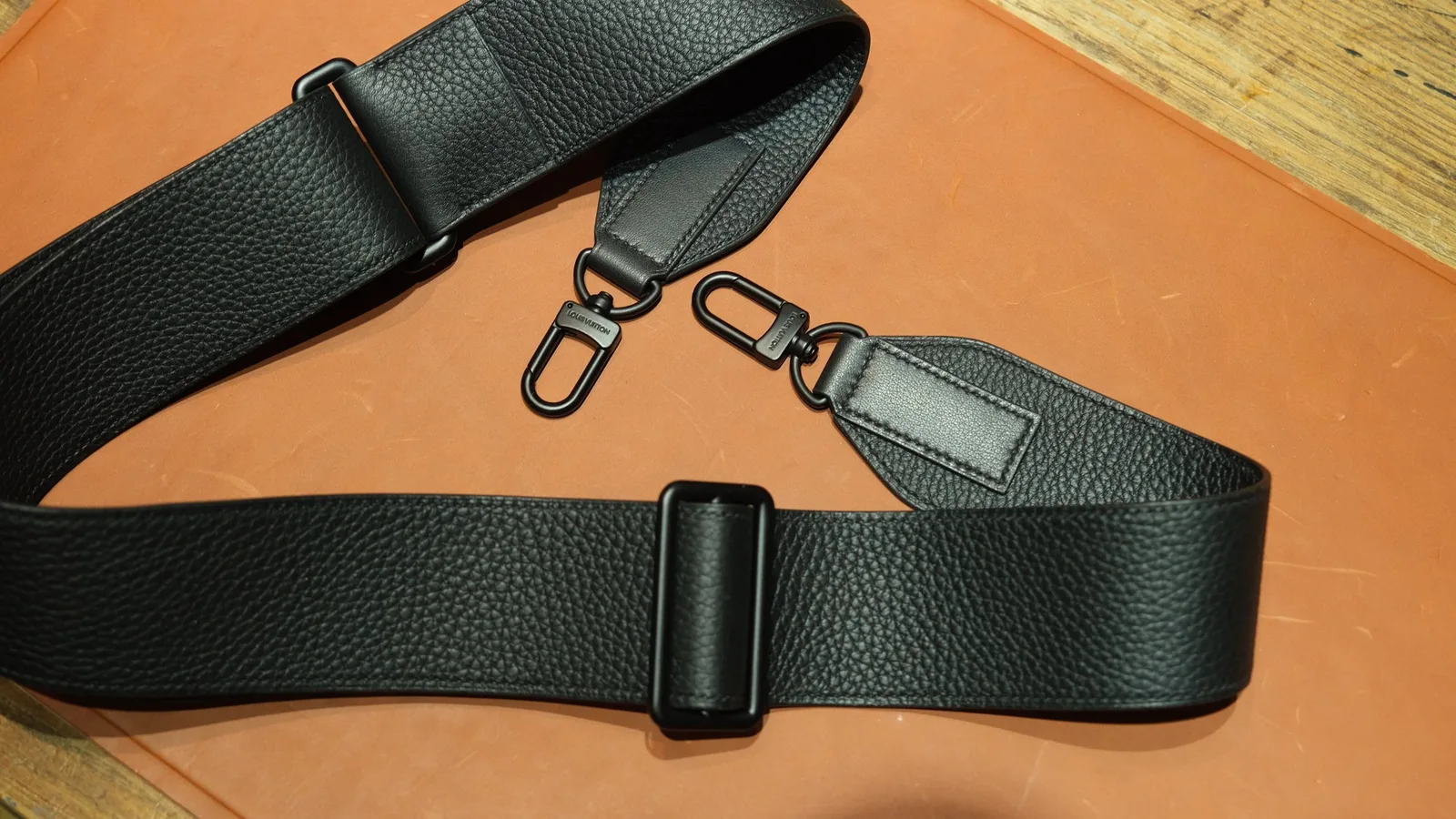 Ảnh Studio Dây đeo túi xách vải dệt xương cá phối da bò - Koi Leather