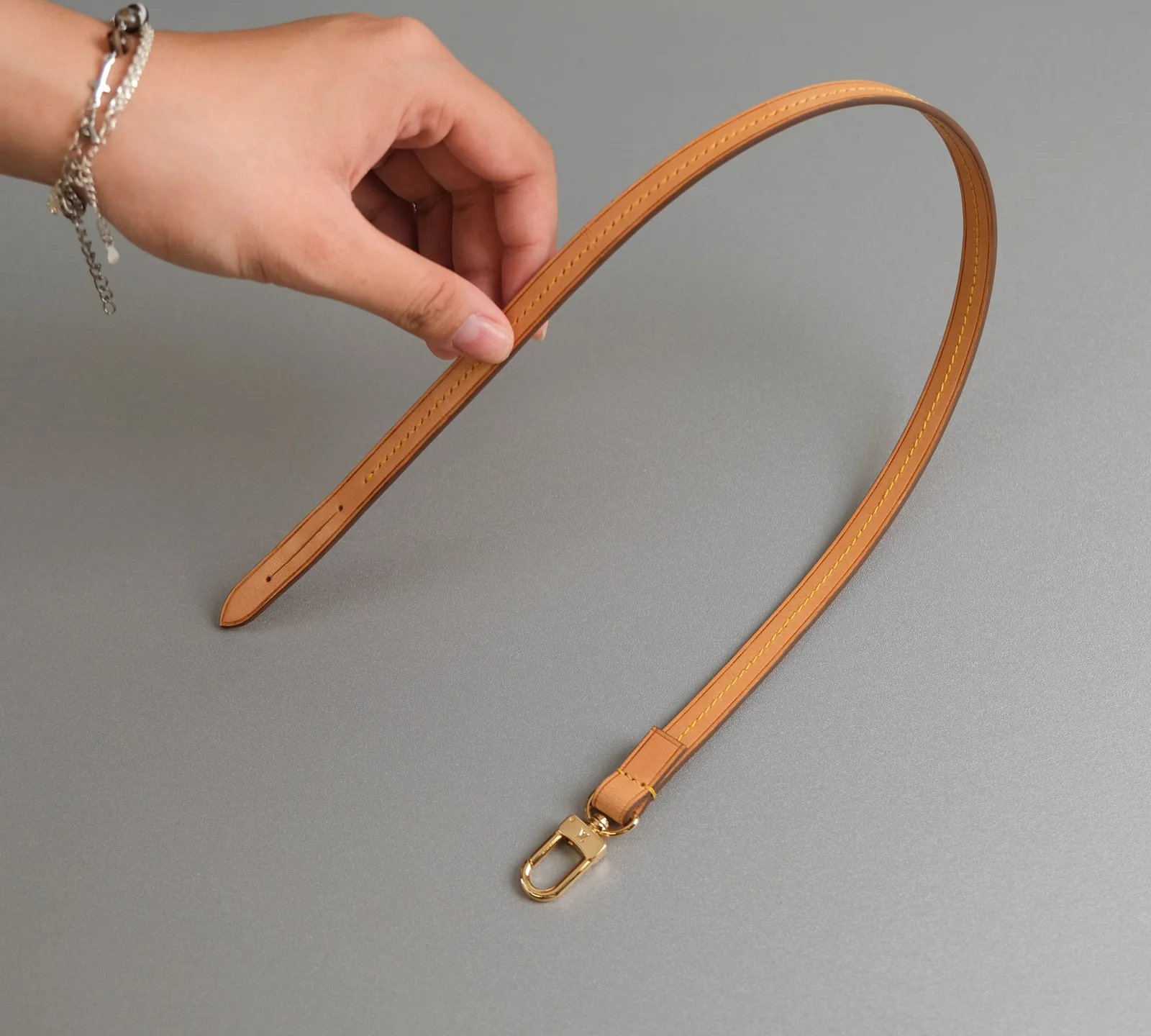 Ảnh Lifestyle Dây đeo túi xách vải dệt xương cá phối da bò - Koi Leather