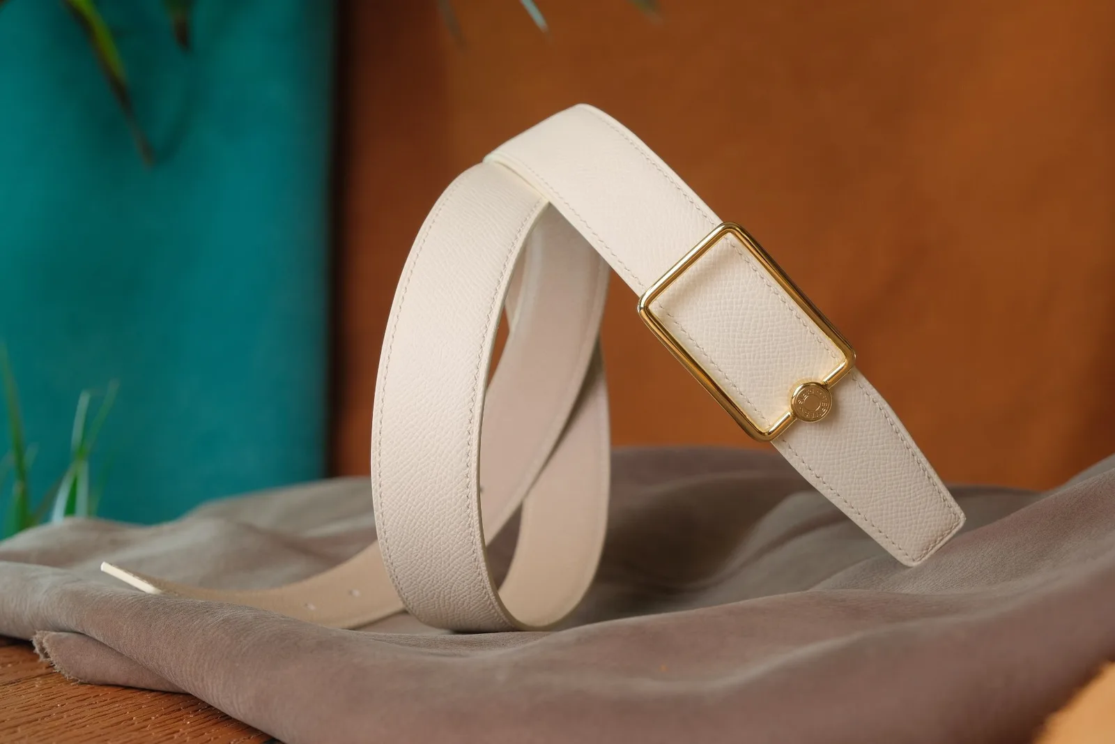 Ảnh Studio Dây thắt lưng da bò Epsom hai mặt màu kem - Koi Leather