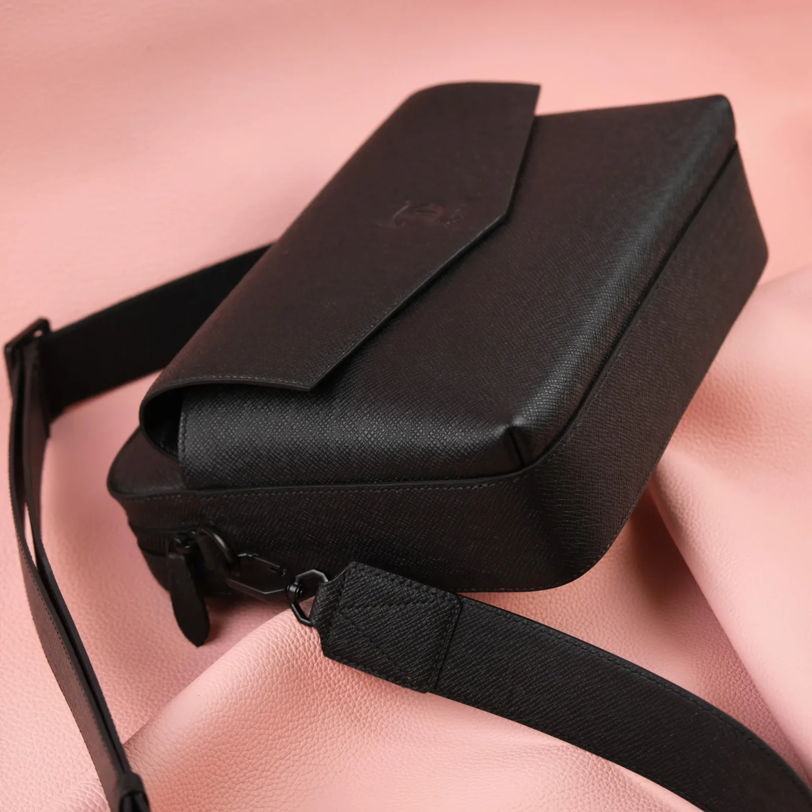 Ảnh Studio Túi taiga đen - KOI Leather