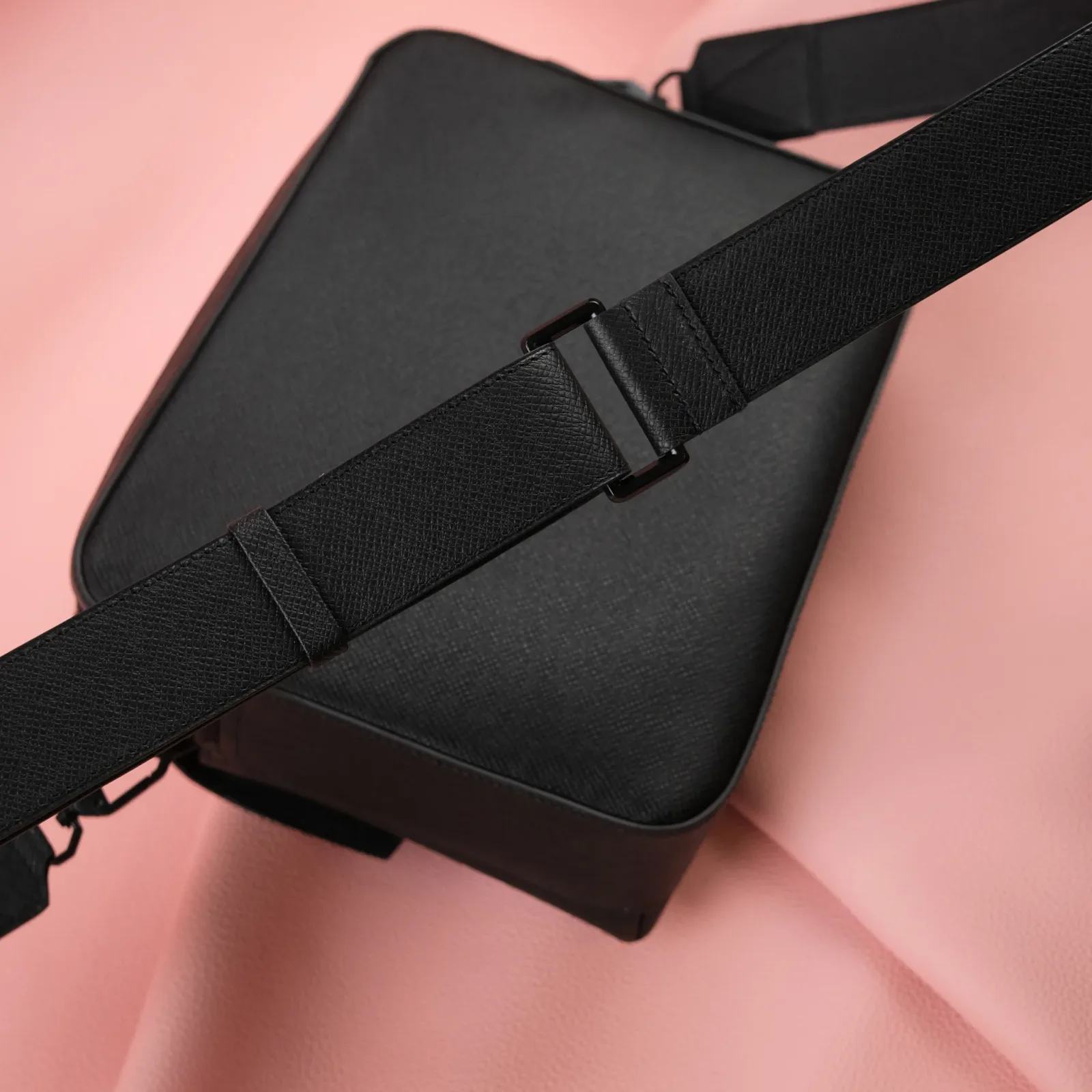 Ảnh Studio Túi taiga đen - KOI Leather