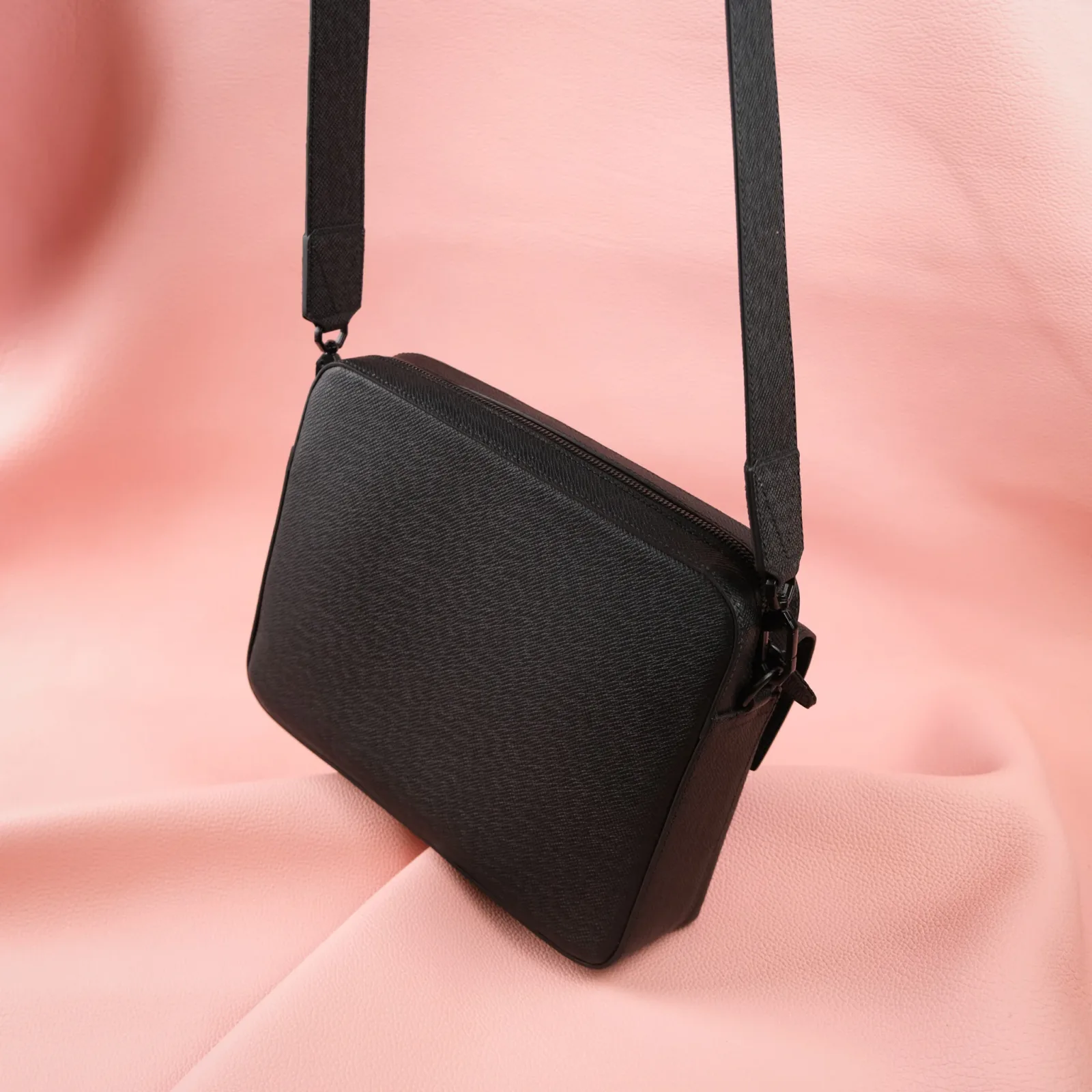 Ảnh Studio Túi taiga đen - KOI Leather